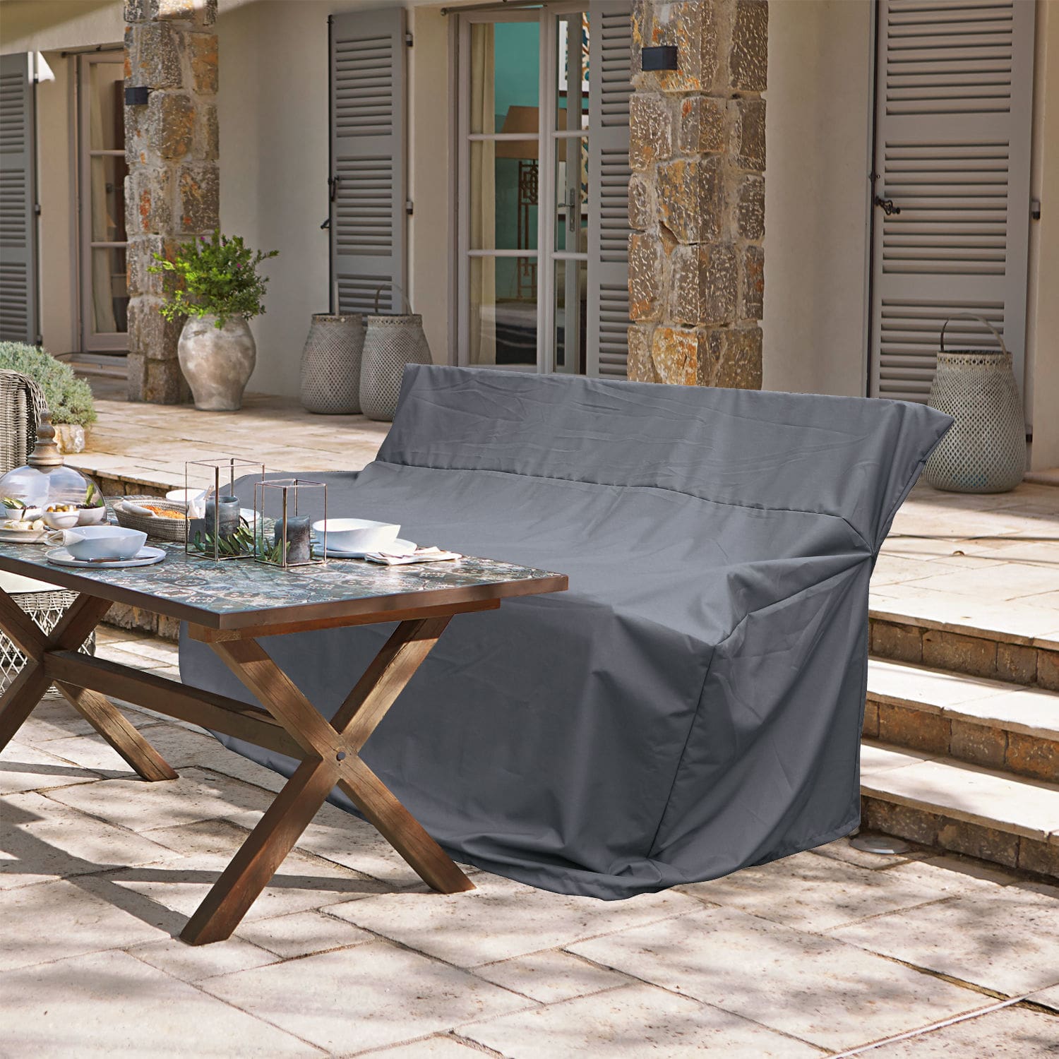Graue wasserdichte Schutzhülle für Gartenmöbel schützt das Sofa vor Witterungseinflüssen
