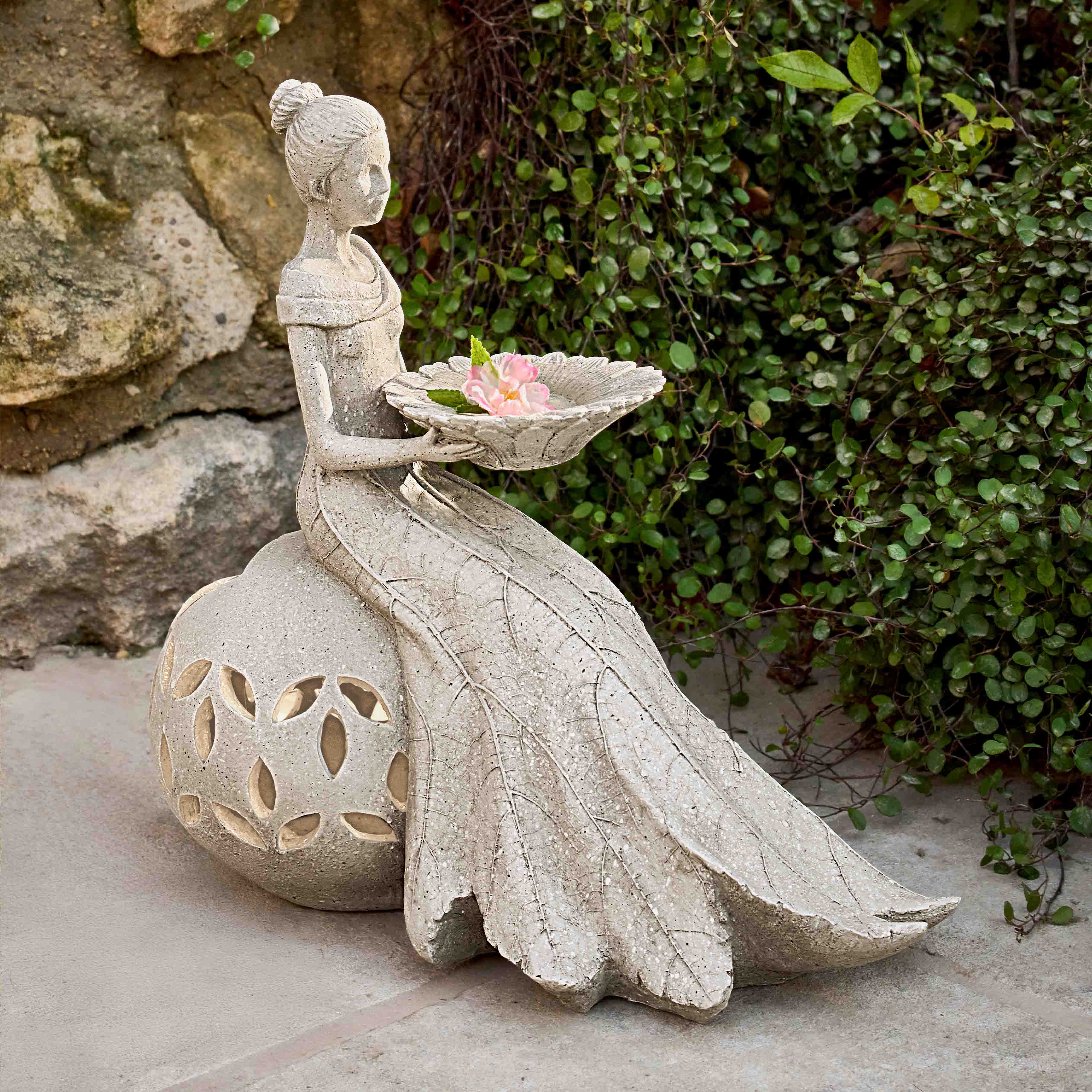 Gartenfigur aus Stein mit sitzender Frau und Schale, dekorative Außenfigur mit Blume