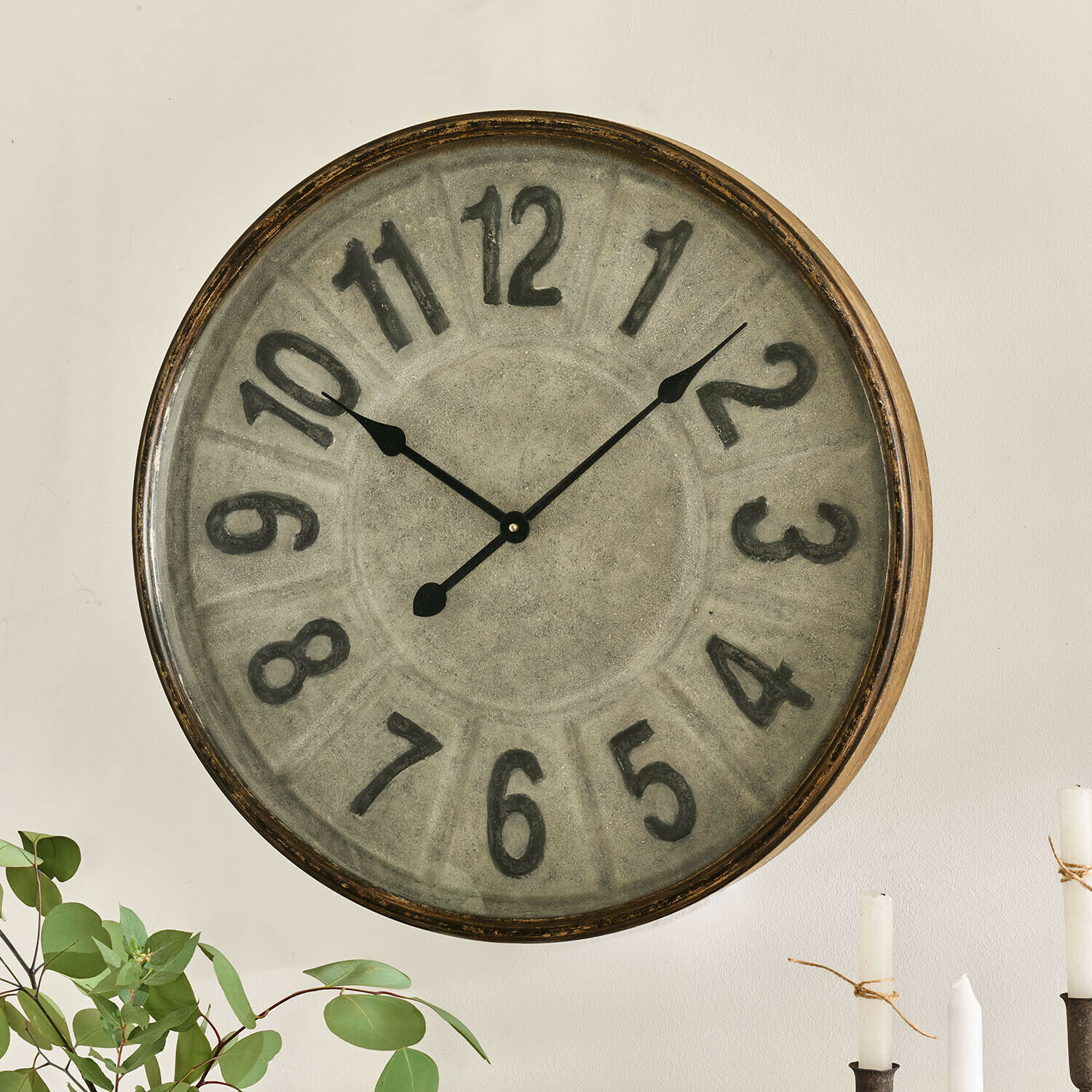 Uhr Kenwick Große runde Wanduhr mit Metallrahmen und grauem Zifferblatt mit schwarzen Zahlen, Wohnaccessoire