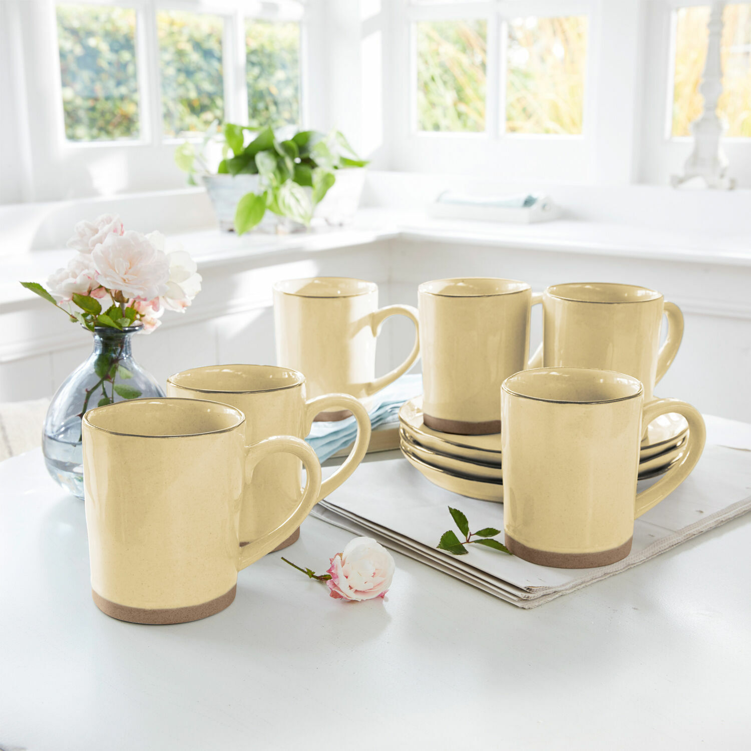 Tasse 6er Set Biarré Sechsteiliges Set gelber Keramiktassen mit braunem Boden auf hellem Küchentisch