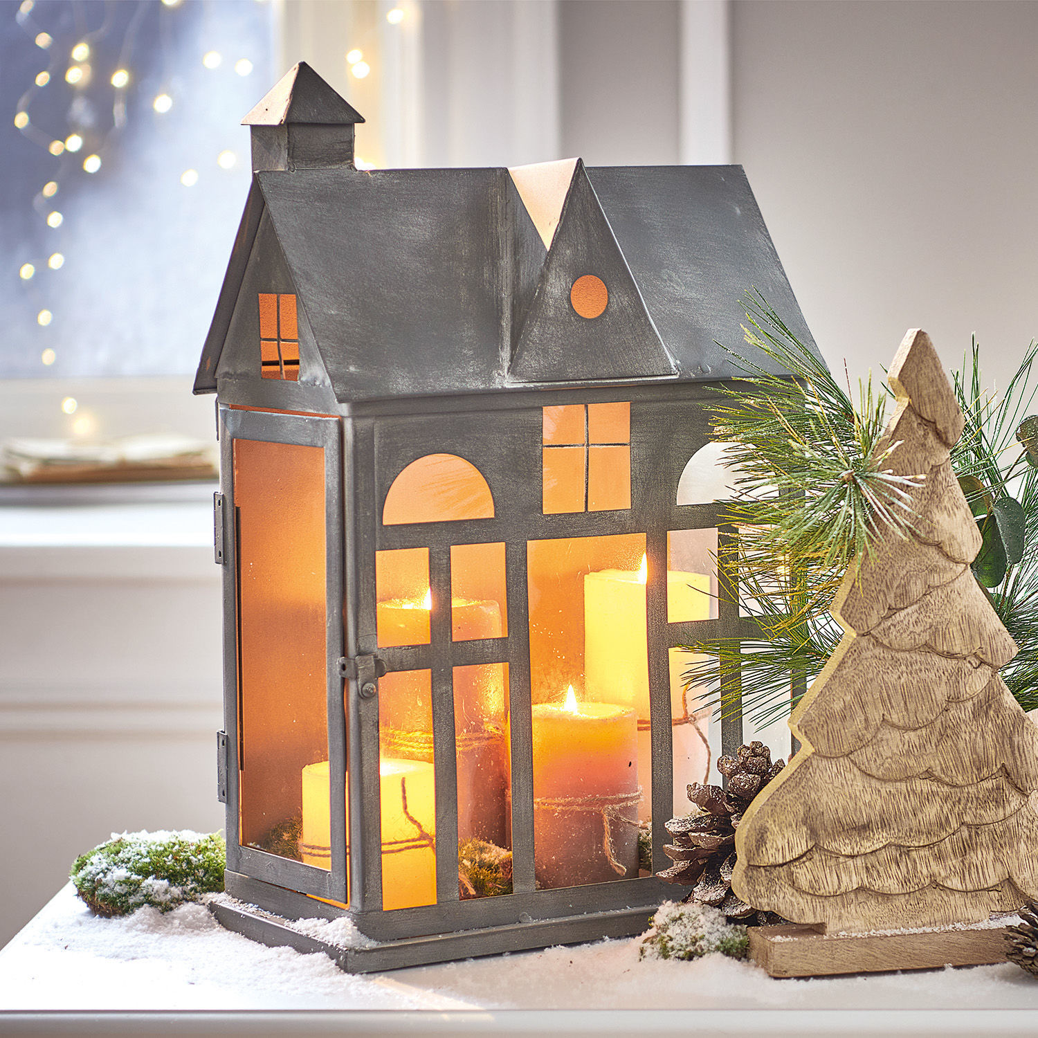 Laterne Sweet Home Metalllaterne in Hausform mit orangefarbenem Glas und Kerzen, winterliche Dekoration