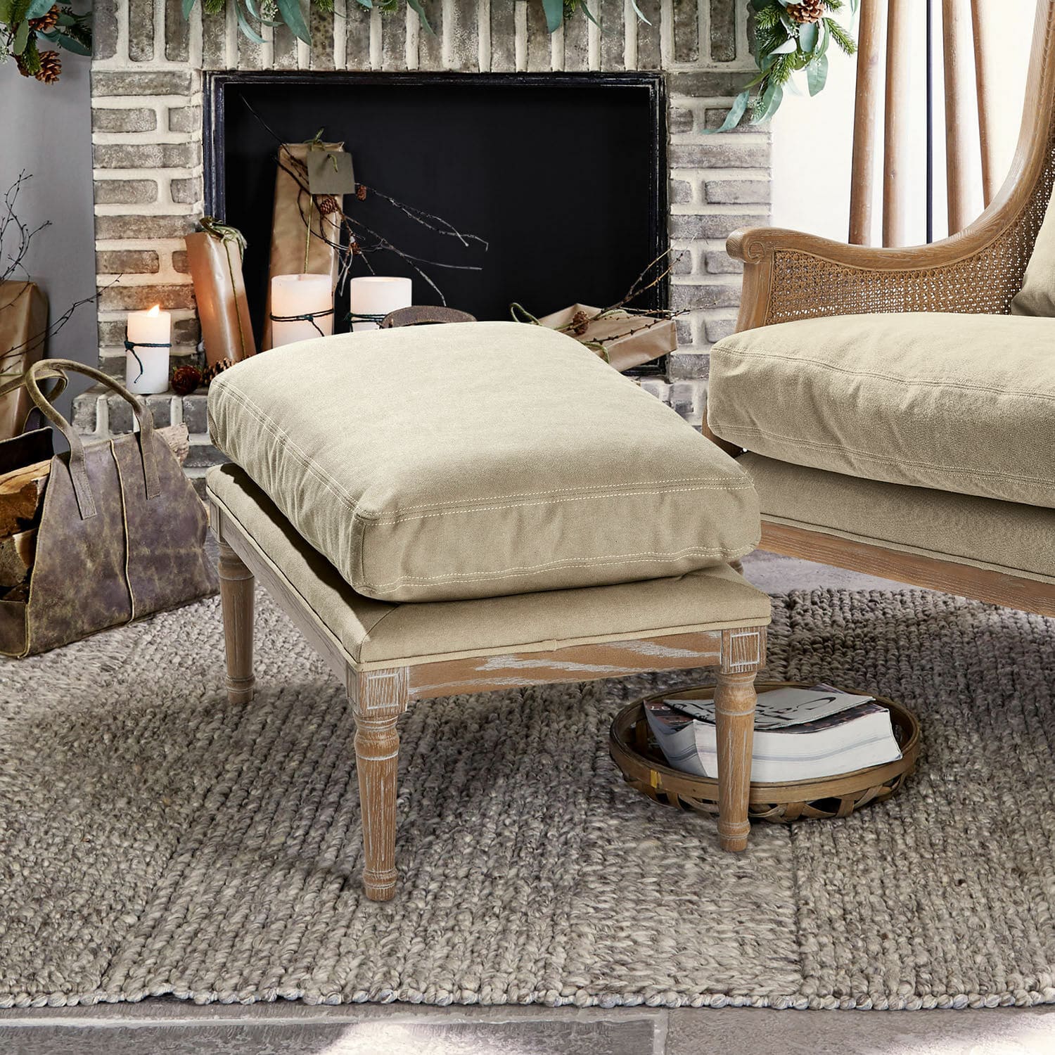 Hocker Greenbrier Beiger Fusshocker mit Holzrahmen und weichem Stoffkissen auf Teppich im gemütlichen Wohnzimmer