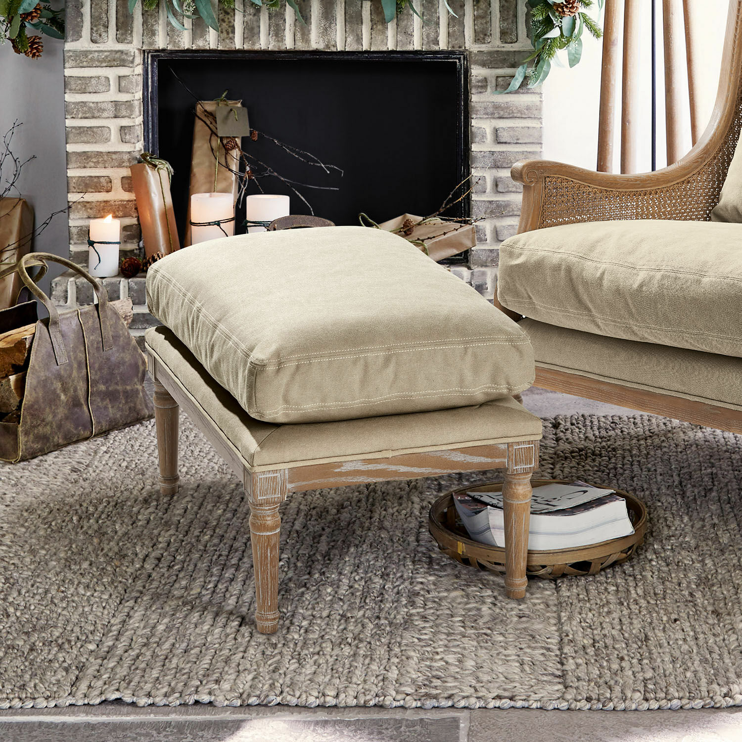 Hocker Greenbrier Beiger Fusshocker mit Holzrahmen und weichem Stoffkissen auf Teppich im gemütlichen Wohnzimmer