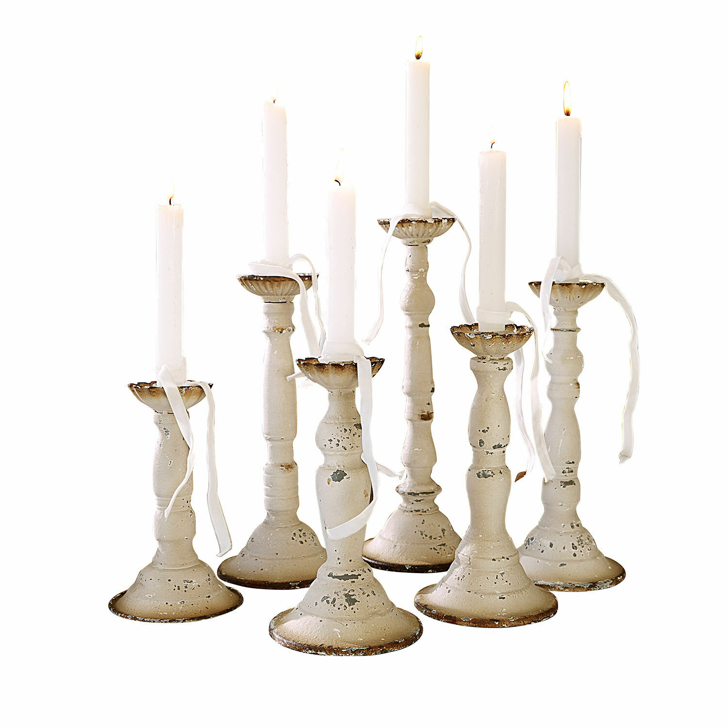 Kerzenhalter 6er Set Rivondelle Set aus sieben weissen Metallkerzenhaltern mit antikem Finish und weissen brennenden Kerzen