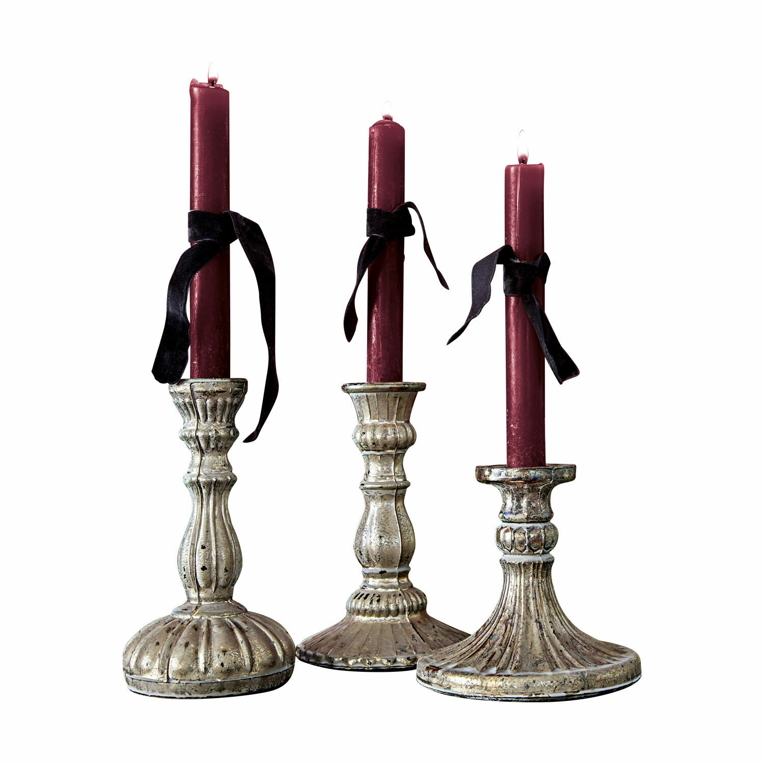 Kerzenständer 3er Set Bretagne Drei antik wirkende Metallkerzenhalter mit bordeauxroten Kerzen und schwarzen Bändern als Dekoration