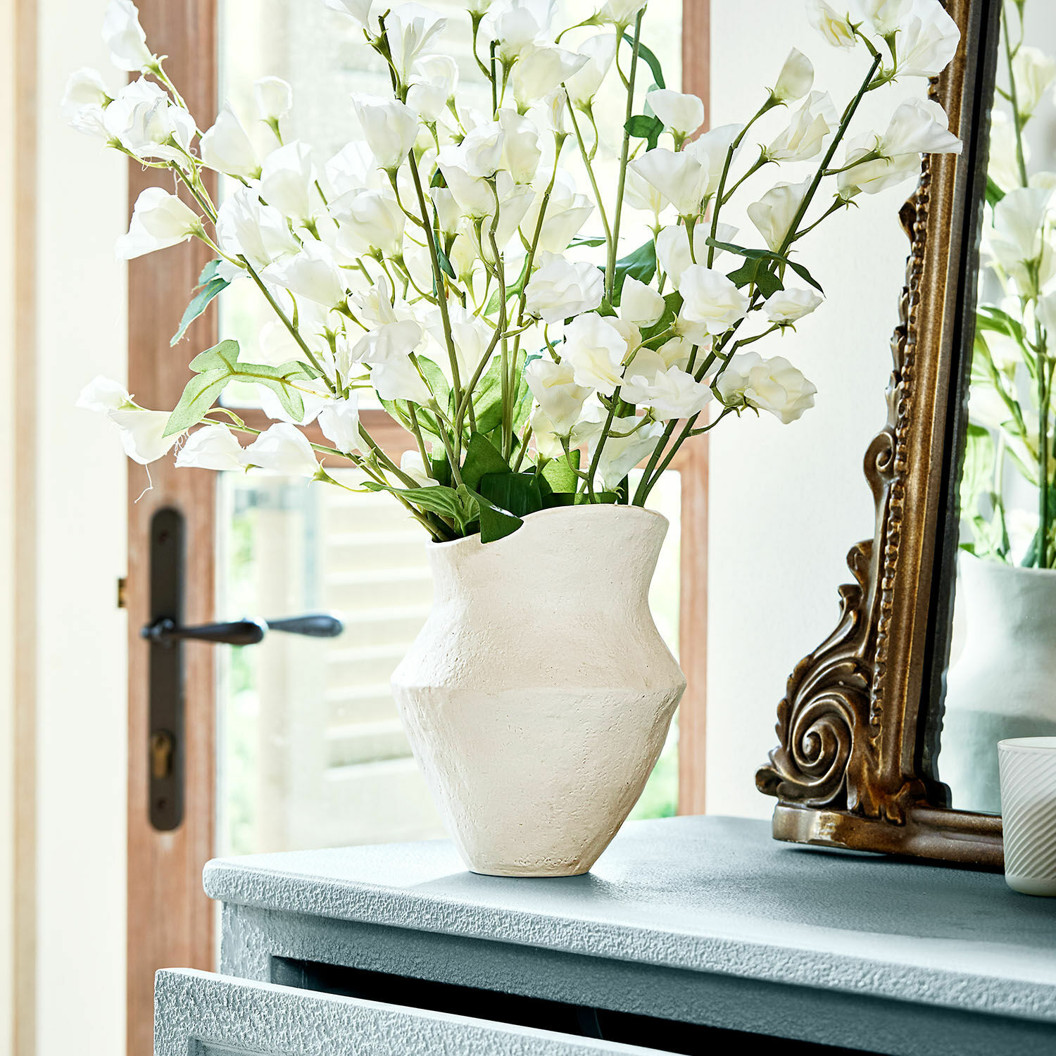 Vase Cantresse Weisse strukturierte Keramikvase mit dekorativen Blumen auf Kommode in hellem Raum