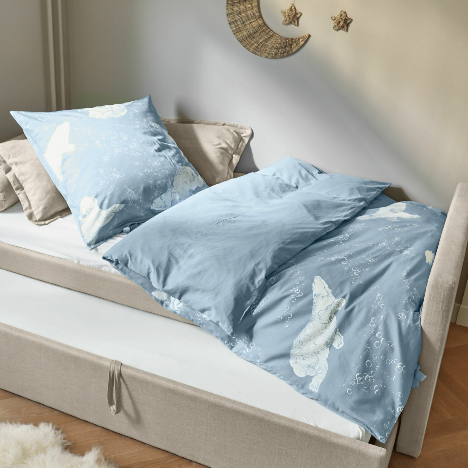 Bettwäsche Hugo Blaue Baumwoll-Bettwäsche mit weissen Eisbärmotiven und Luftblasen-Design für Kinderzimmer