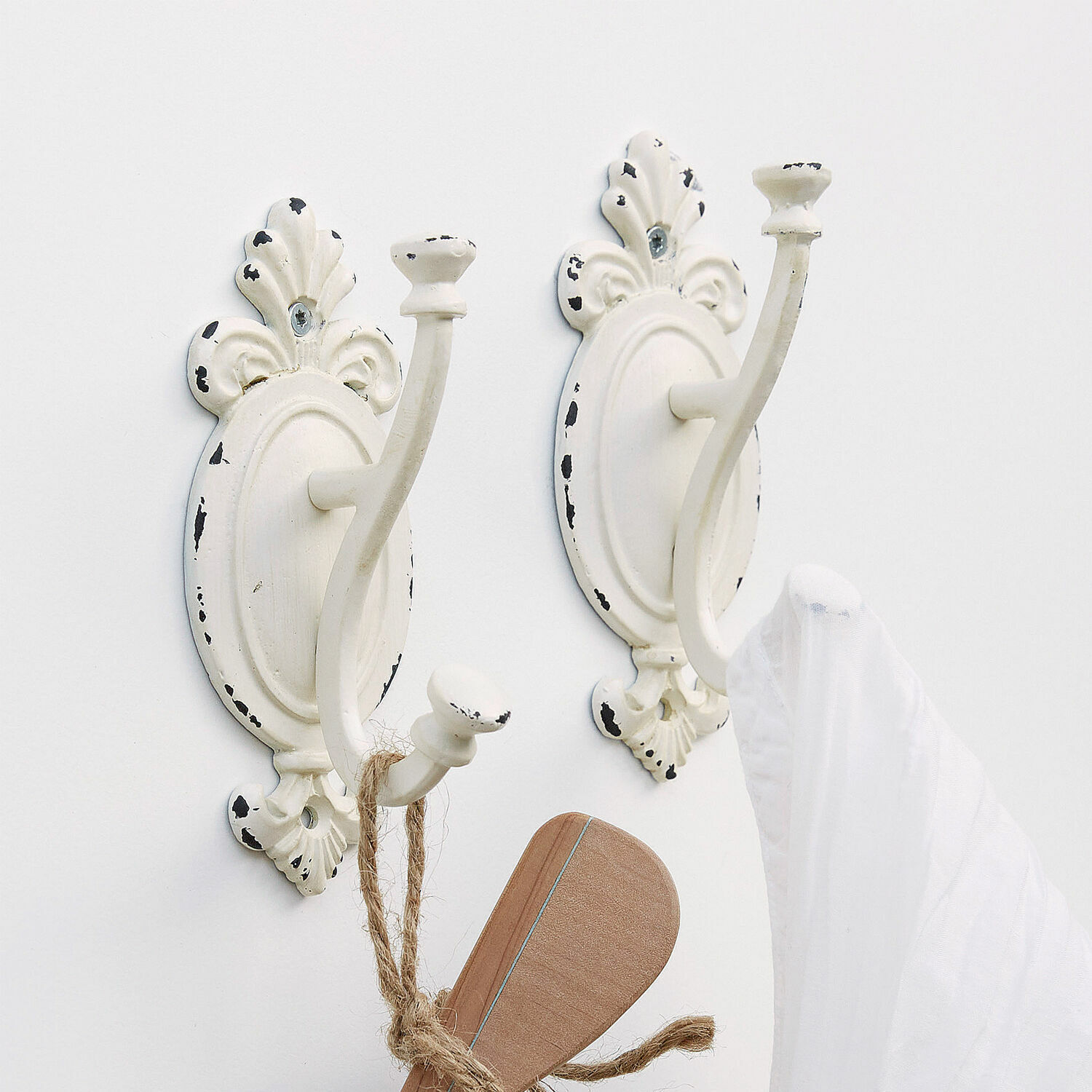 Haken 2er Set Tede Paar weisse Metall-Wandhaken im Shabby-Look zum Aufhängen von Handtüchern und Accessoires