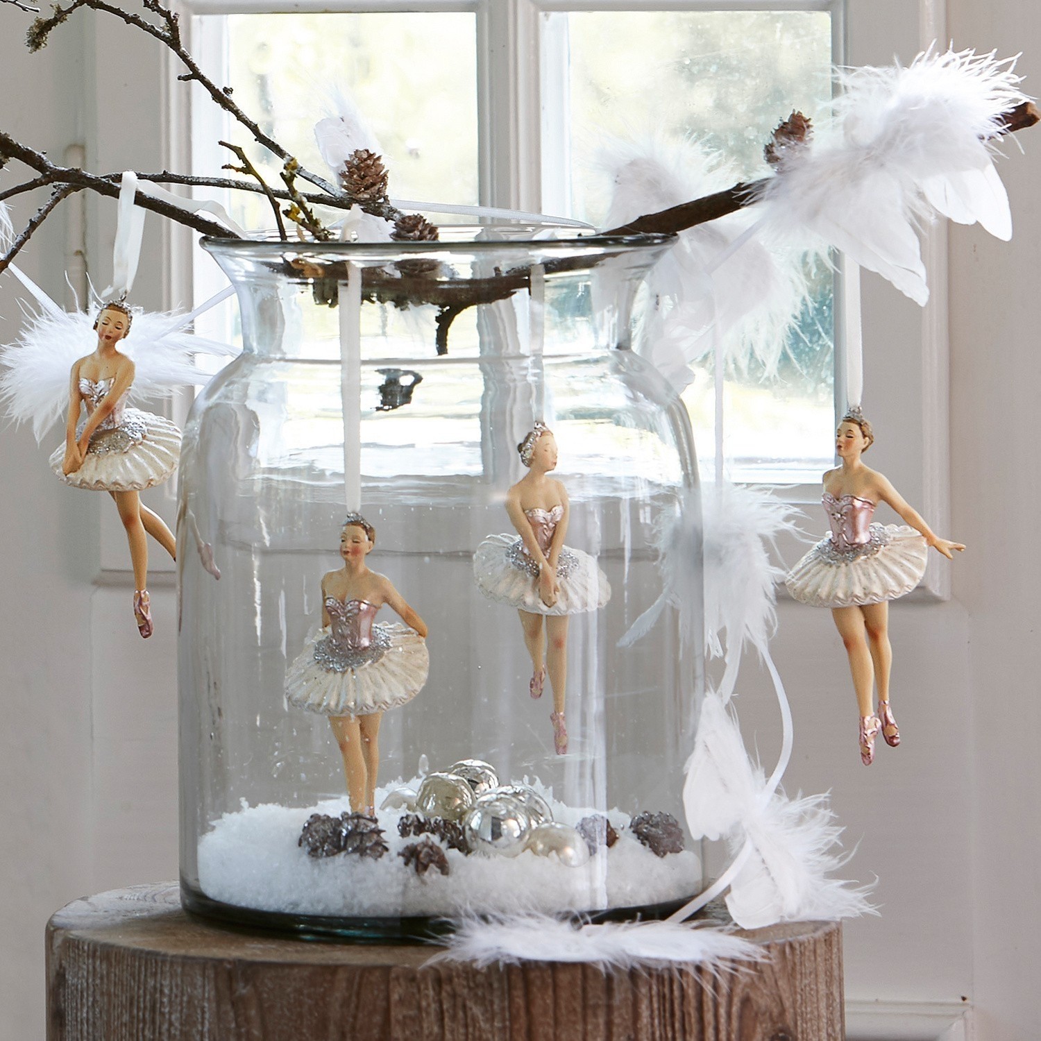 Figur 4er Set Tadley Glasvase mit hängenden Ballerina-Figuren in rosa Kostümen und Federn an Zweigen, Weihnachtsdekoration
