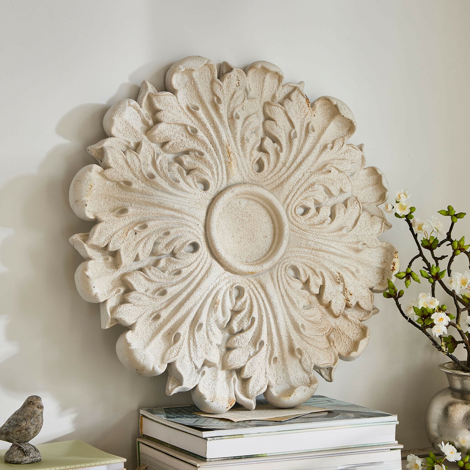 Wandornament Rosavelle Weisse Wandrosette aus Stein mit reliefartigem Blattmuster, dekorative Vintage-Wanddekoration