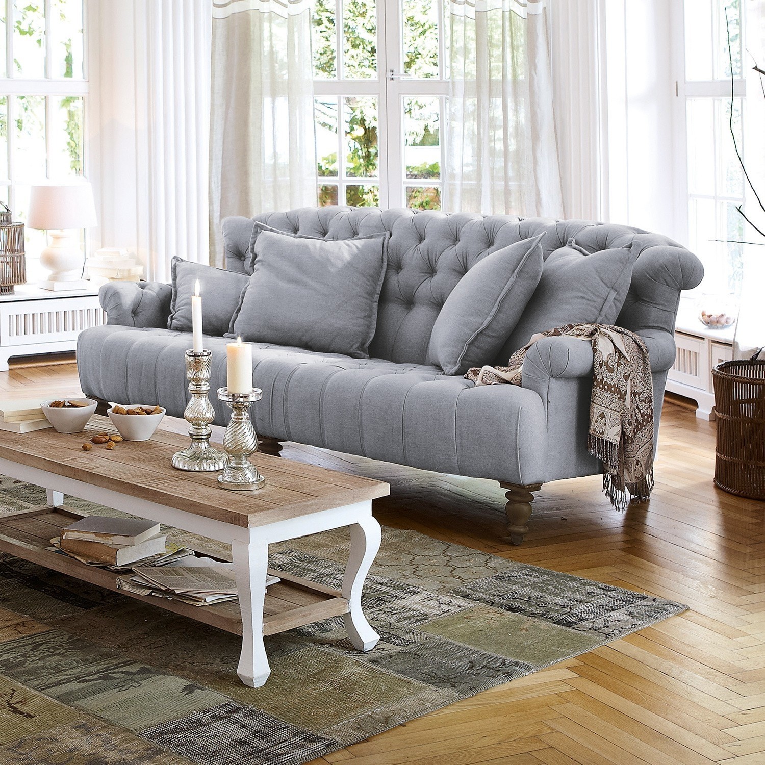 Sofa Springfield Village Grau gepolstertes Sofa mit Kissen und Holzcouchtisch im hellen Wohnzimmer