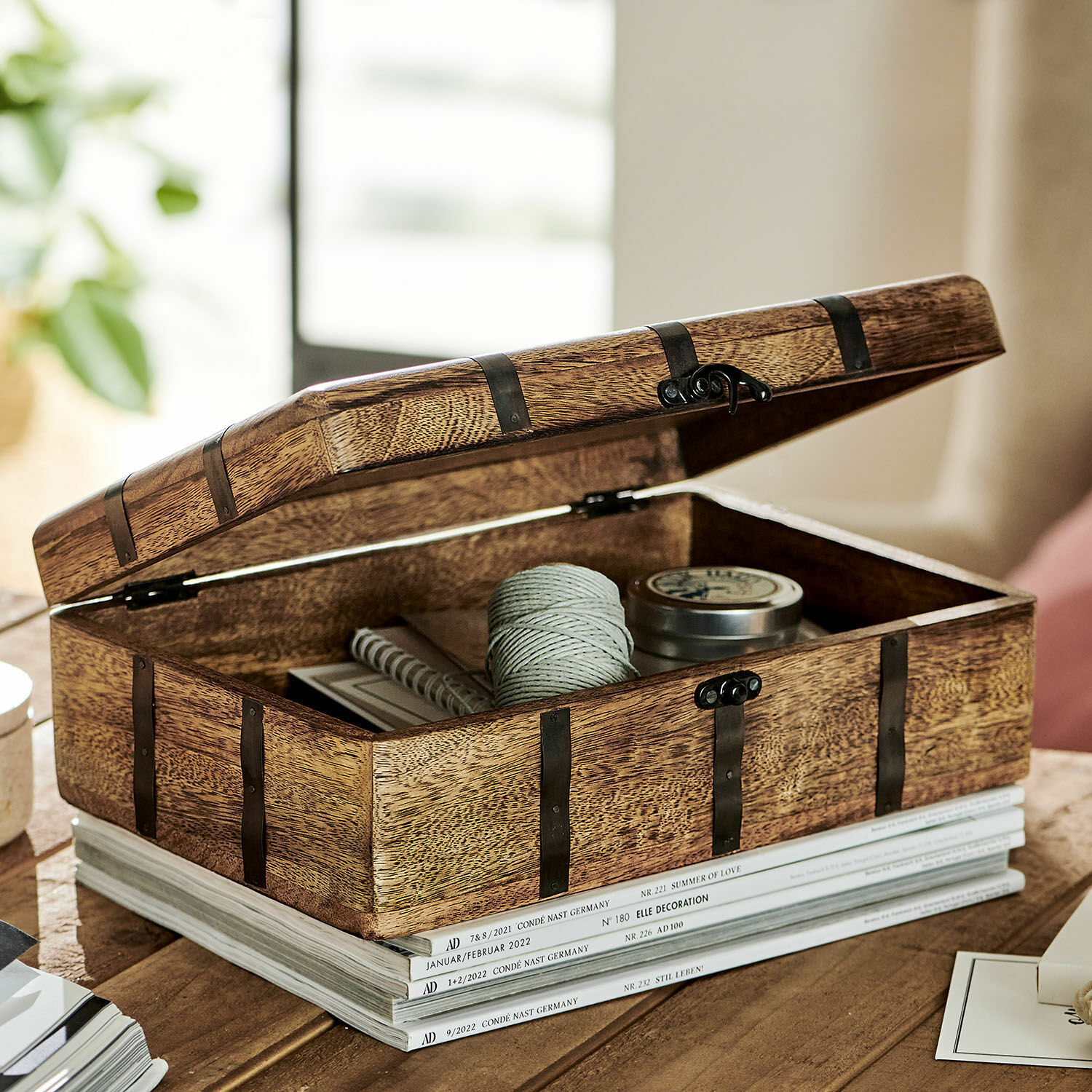 Deko-Box Dennis Port Dekorative Holzbox mit Metallbeschlägen in Naturfarbe zur Aufbewahrung und für den Schreibtisch