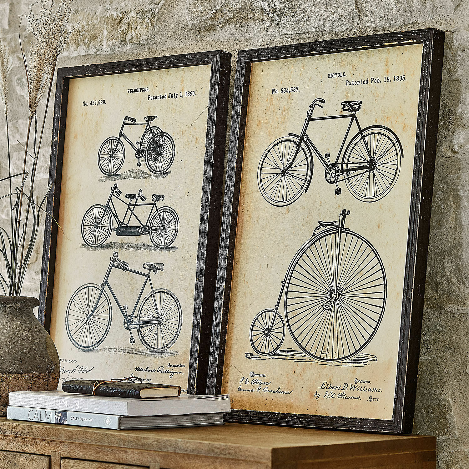 Bild 2er Set Golovine Zwei gerahmte Vintage-Poster mit schwarz-weissen Fahrradzeichnungen auf beigem Hintergrund als Wanddekoration