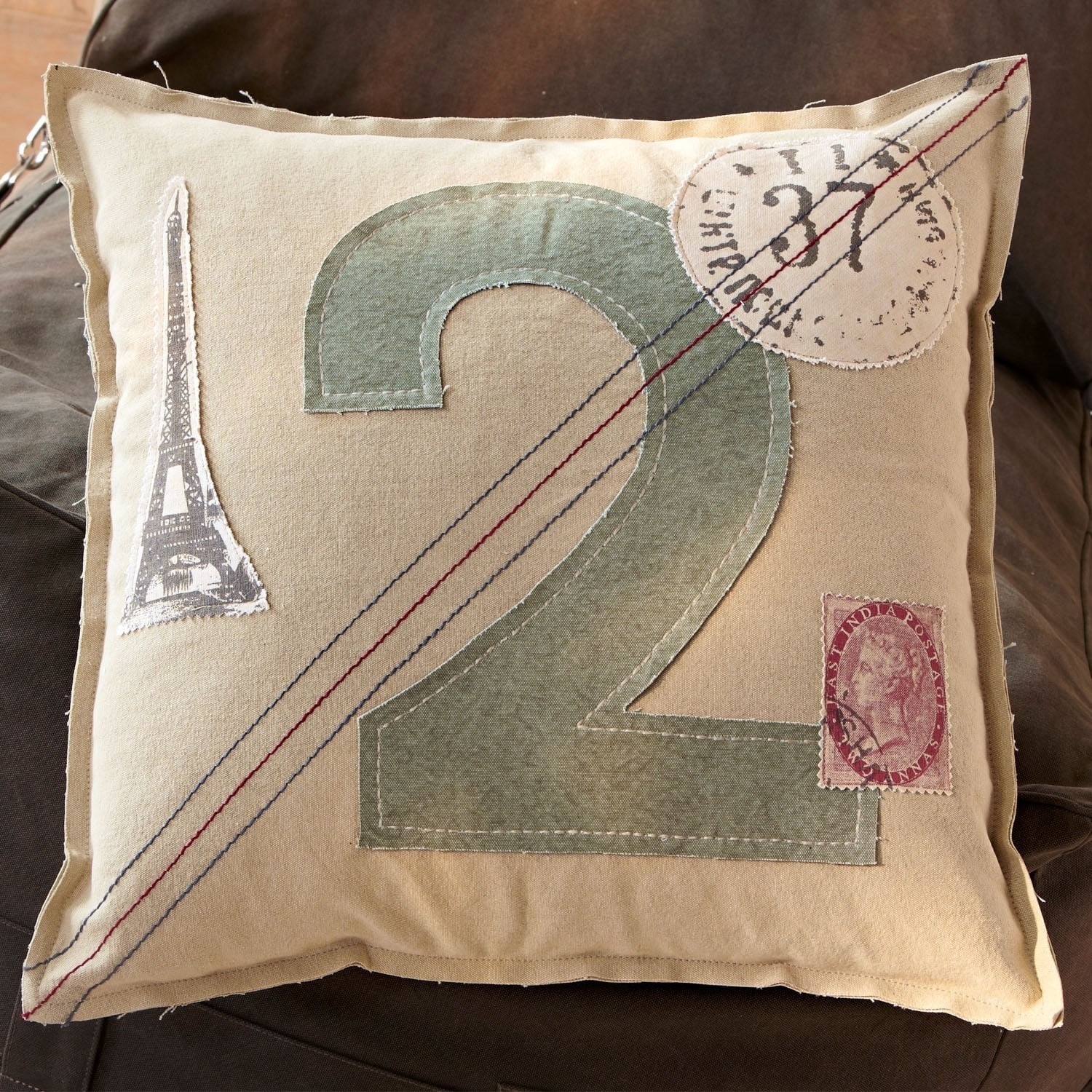 Kissen Clark Beiges Baumwollkissen mit grüner Zahl 2 und Poststempel-Motiven, dekoratives Vintage-Design
