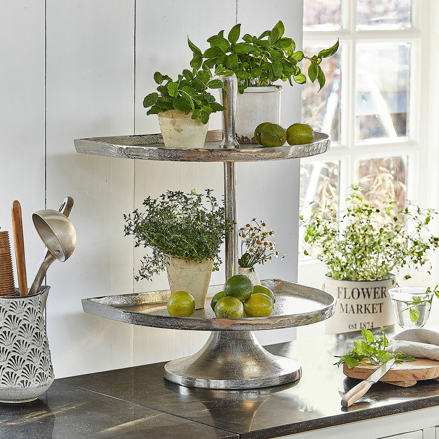 Etagere Quiralen Zweistockige silberne Metall-Etagere mit frischen Kräutern und Limetten auf der Küchenarbeitsplatte