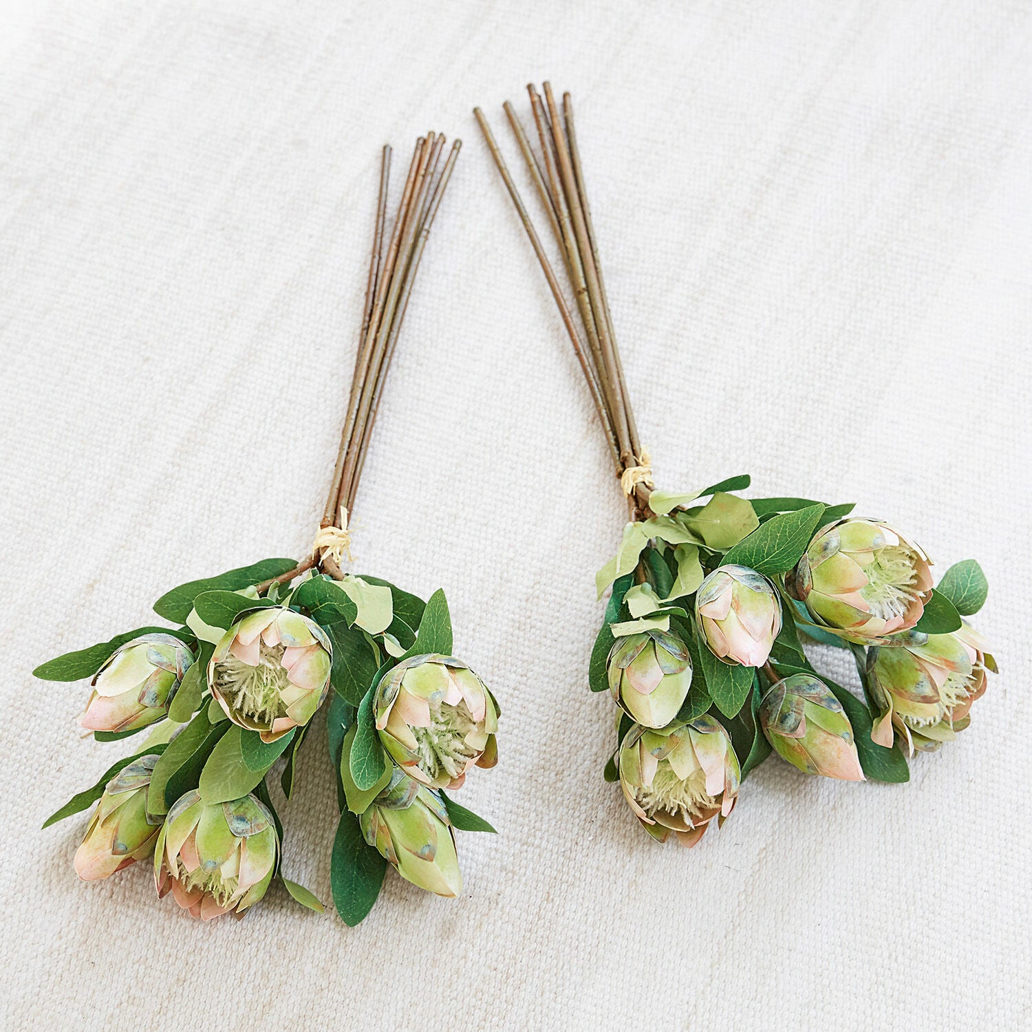 Deko-Blume 2er Set Chatou Zwei Sträusse künstlicher Protea-Blumen in grün-rosa Tönen auf hellem Hintergrund, Wohnaccessoire