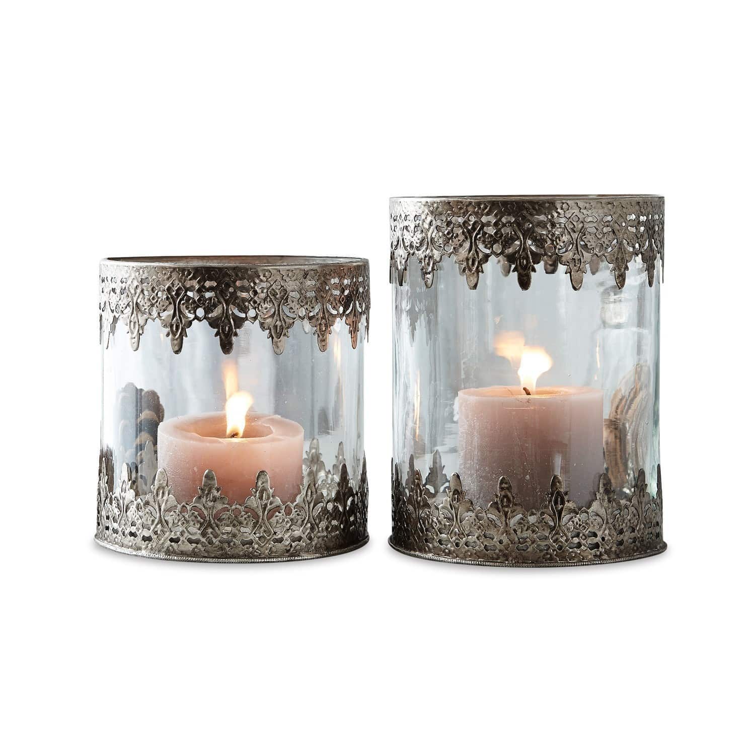 Windlicht 2er Set Lauriane Zweier-Set Glaswindlichter mit silberner Metallspitzenverzierung und brennenden Kerzen innen.