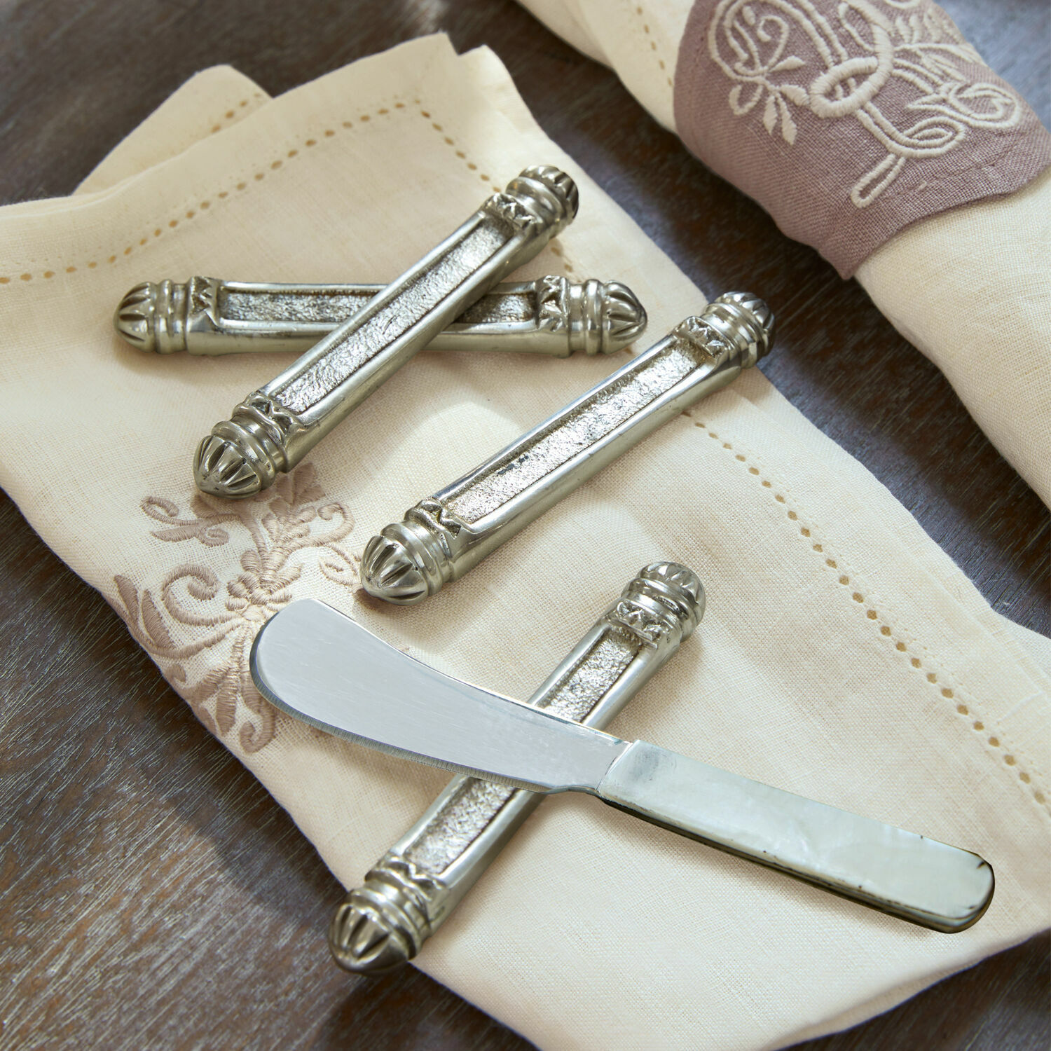 Messerbank 4er Set Lafox Silberne Metallmesserbänke auf cremefarbener bestickter Serviette, elegantes Tischset