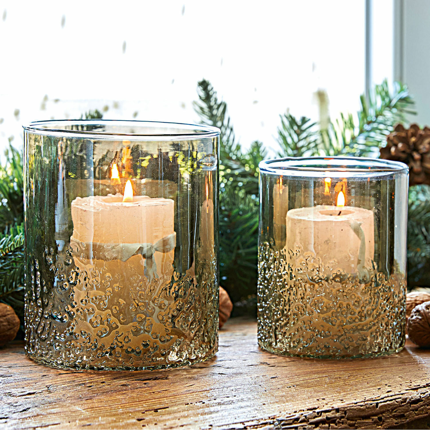 Windlicht 2er Set Plélo Glaswindlichter aus rauchigem Glas mit weissen Kerzen auf rustikalem Holztisch dekoriert