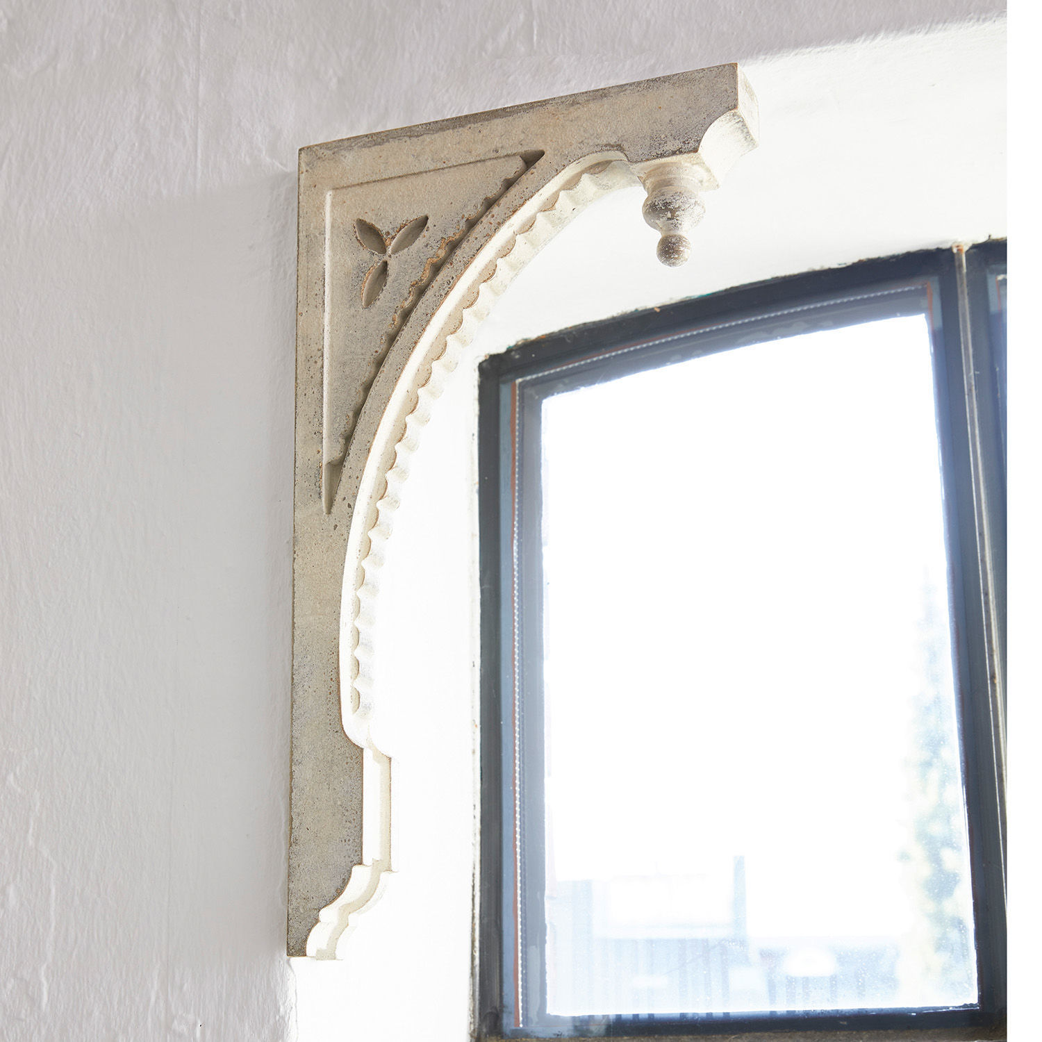 Wandornament 2er Set Bizue Dekorativer hellgrauer Steinsockel am Fenster, Vintage-Stil, Innenraumelement