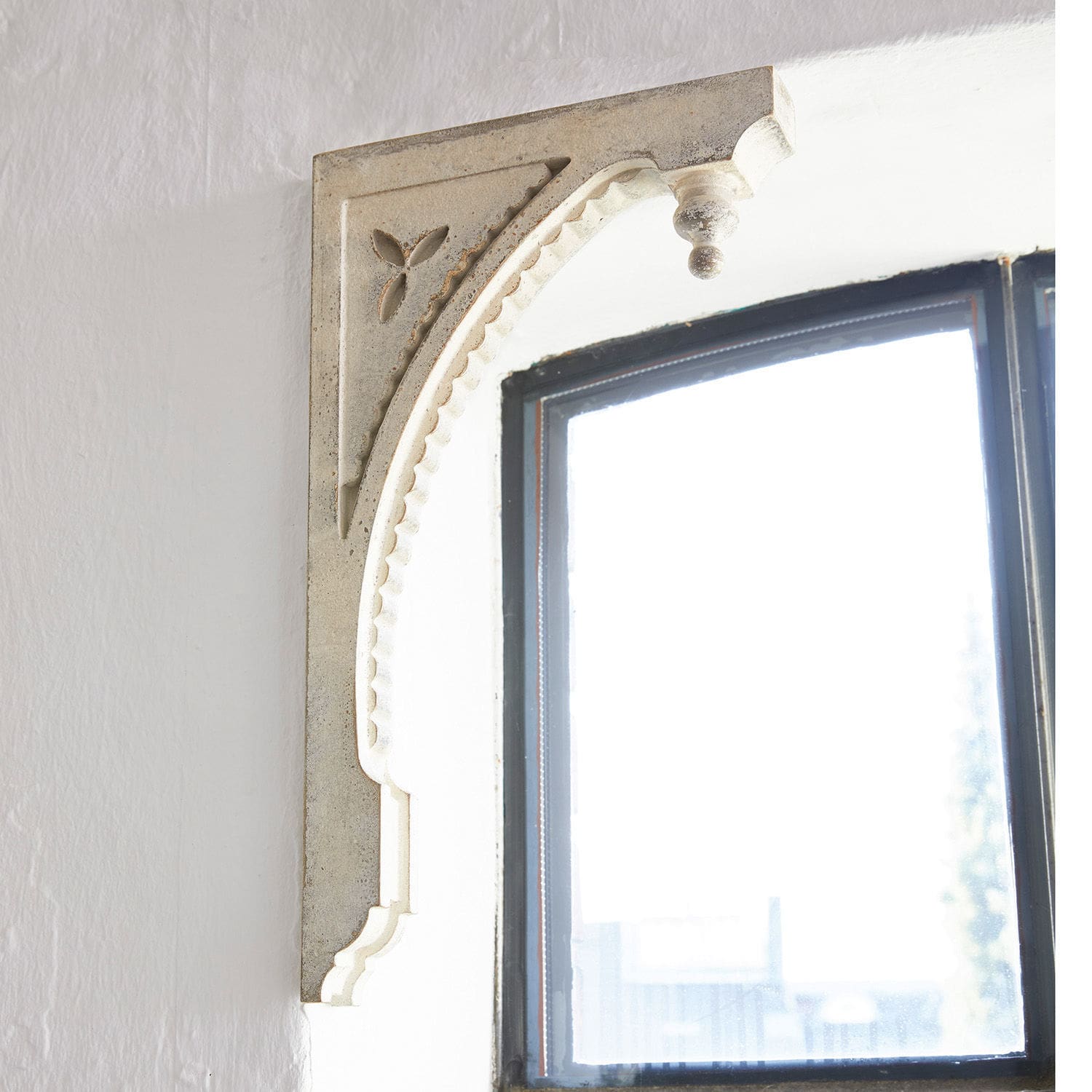 Wandornament 2er Set Bizue Dekorativer hellgrauer Steinsockel am Fenster, Vintage-Stil, Innenraumelement