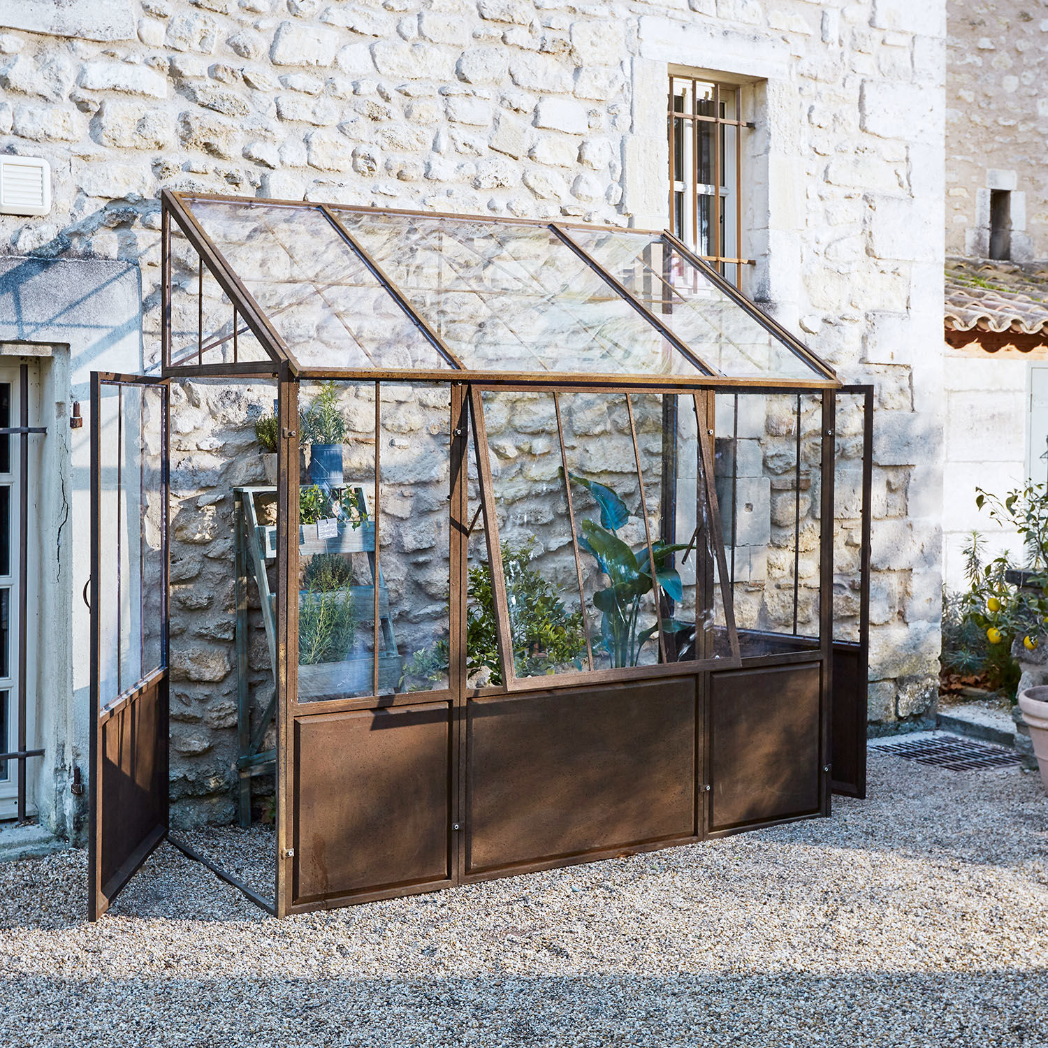 Gewächshaus Essone Gartengewächshaus mit rostigem Metallrahmen und Glasfenstern für den Anbau von Pflanzen und Kräutern