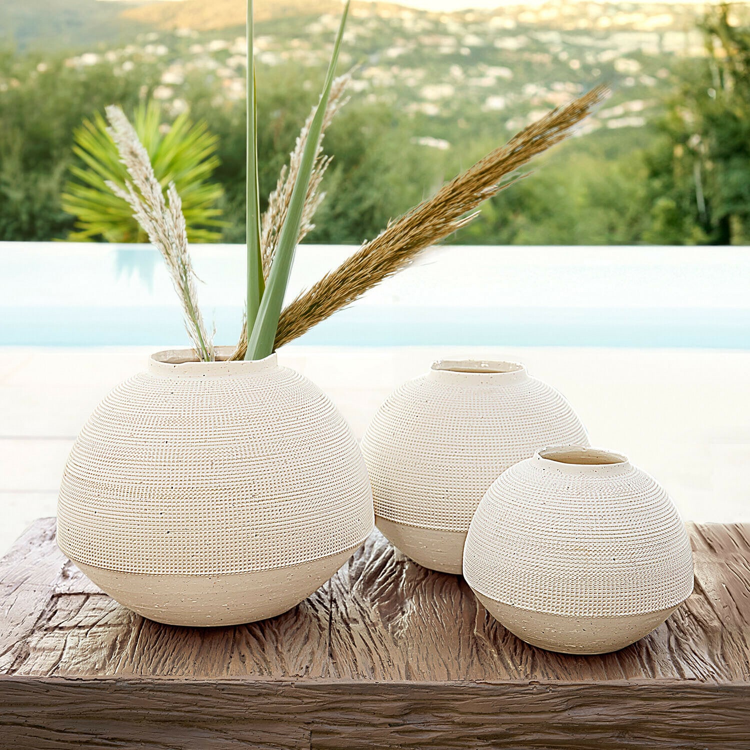 Vase 3er Set Émoliane Set mit drei runden beigen Keramikvasen auf Holztisch, elegante Wohnraumdekoration