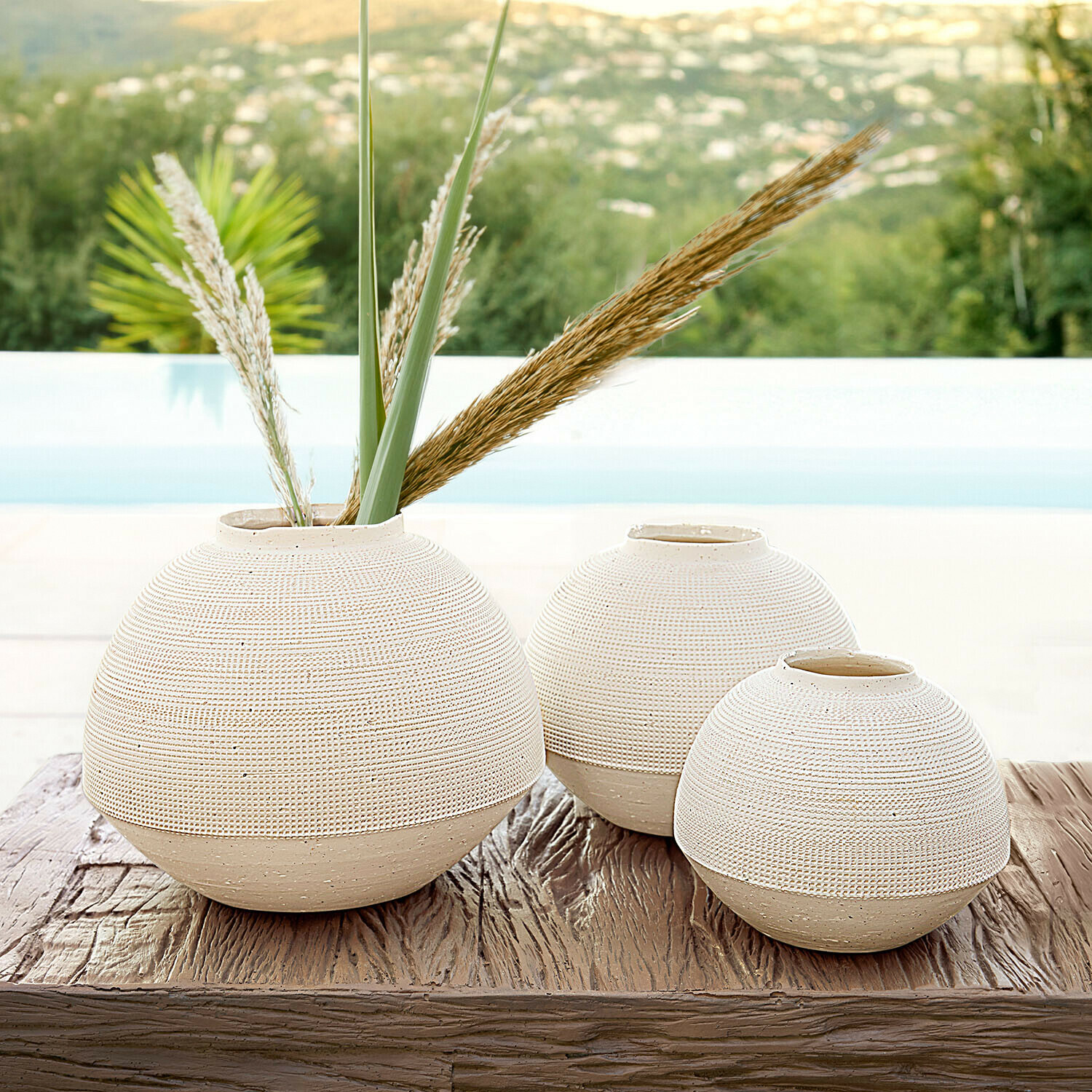 Vase 3er Set Émoliane Set mit drei runden beigen Keramikvasen auf Holztisch, elegante Wohnraumdekoration