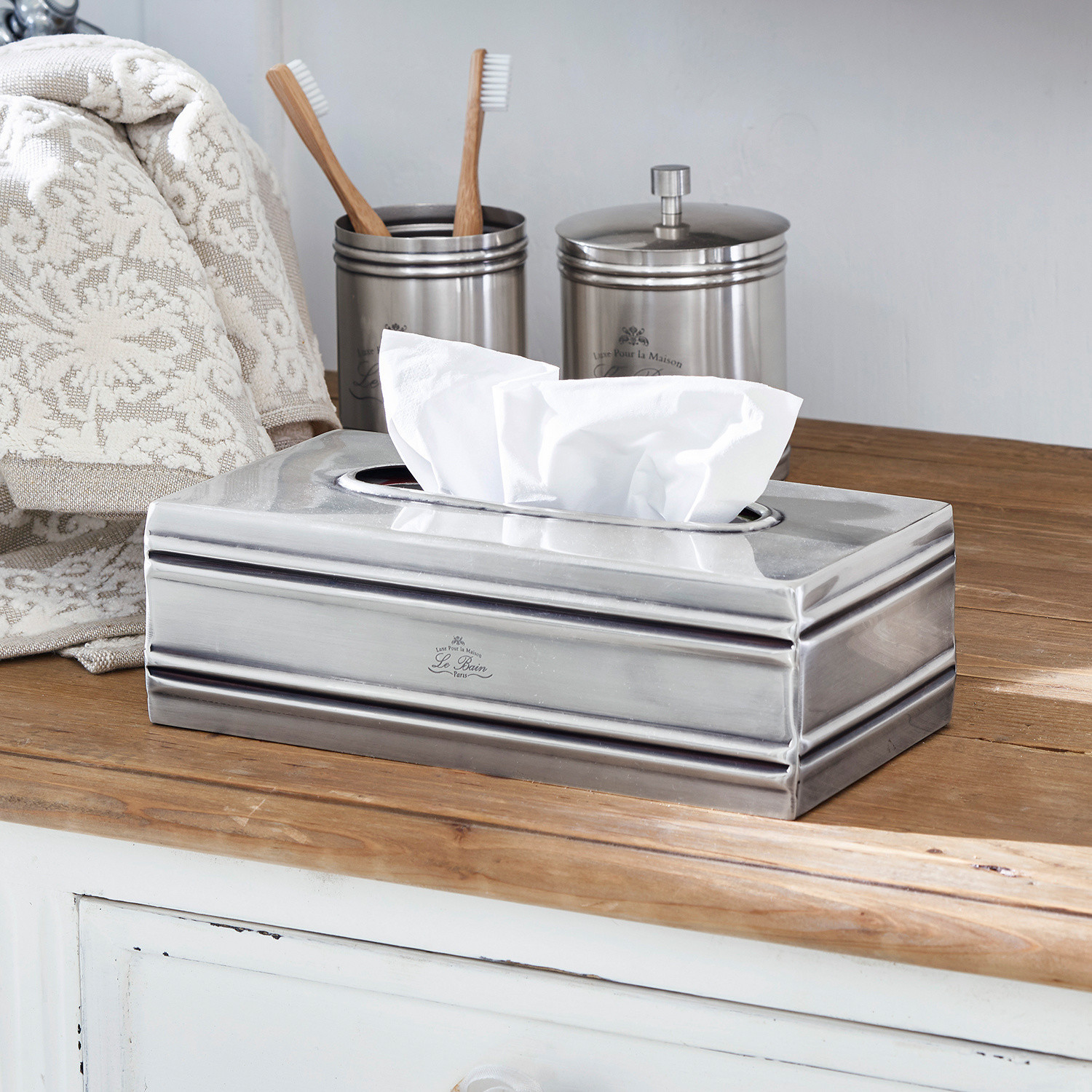 Taschentuchbox Suzette Metallspender für Taschentücher in Silber auf Holzablage im Badezimmer