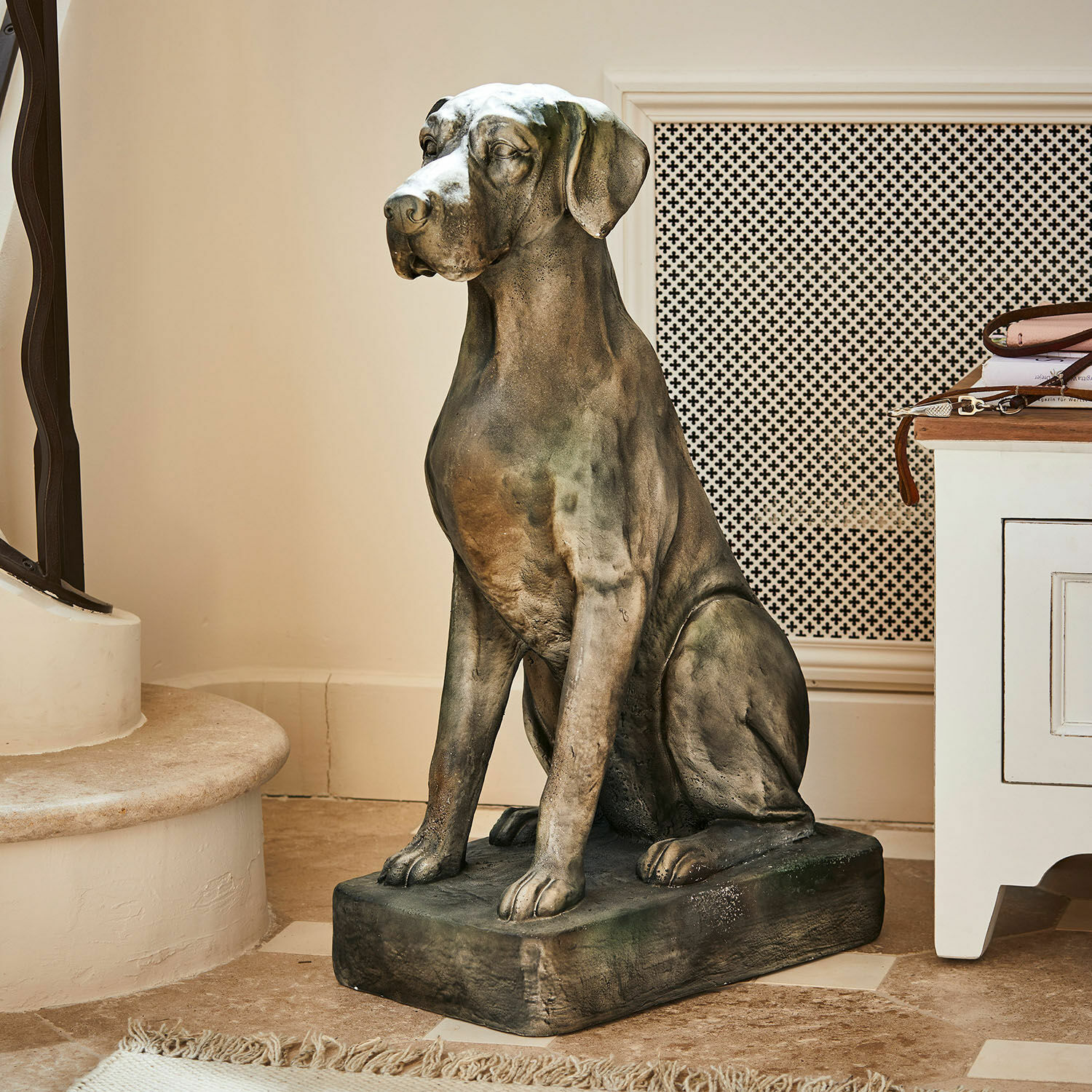 Deko-Hund Jules Steinskulptur eines Hundes in Grau- und Brauntönen als stilvolle Wohnraumdekoration.