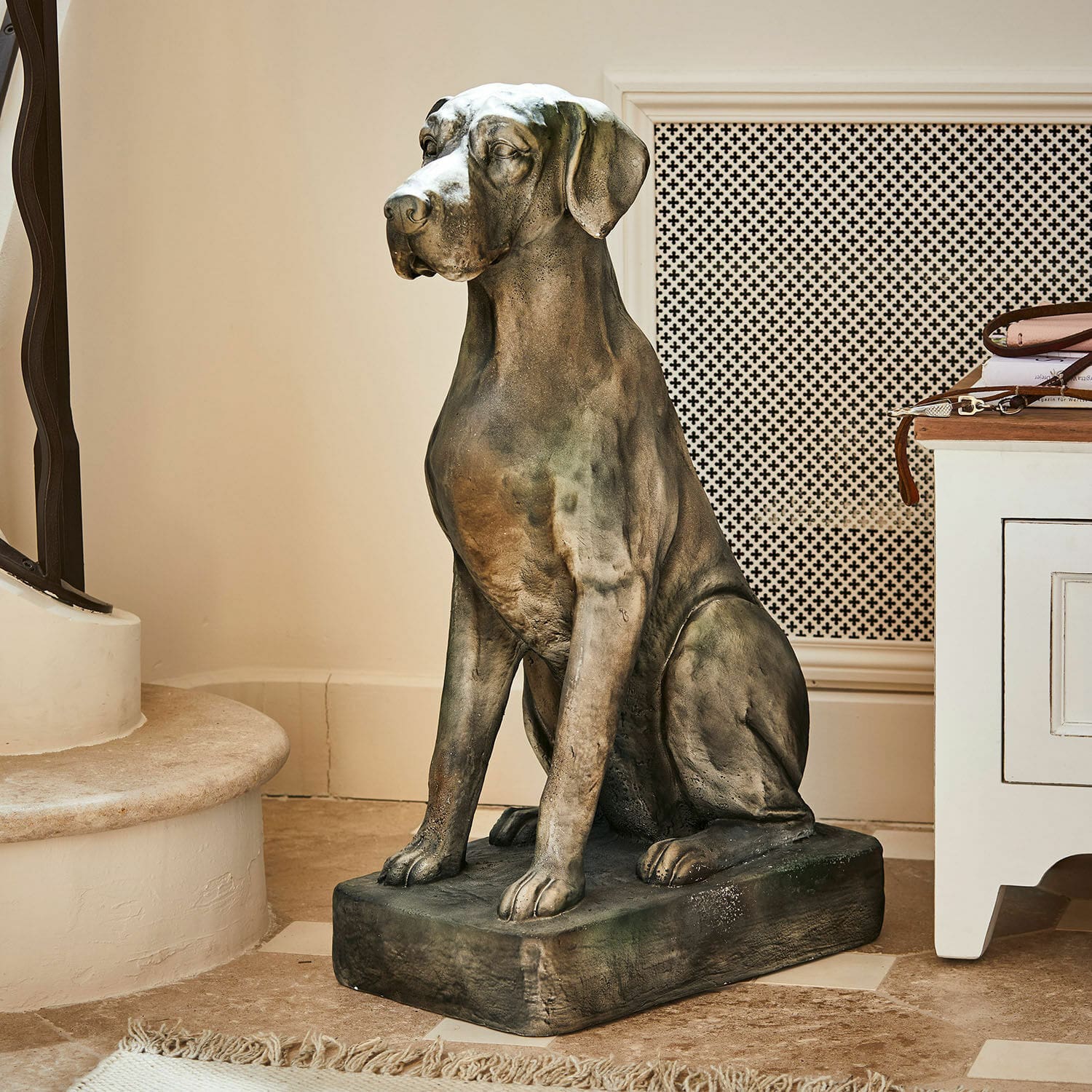 Deko-Hund Jules Steinskulptur eines Hundes in Grau- und Brauntönen als stilvolle Wohnraumdekoration.