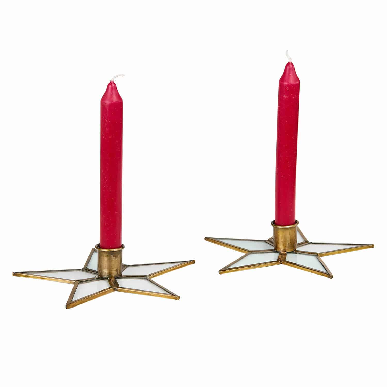 Kerzenständer 2er Set Zaydan Ein Paar rote Kerzen in sternförmigen Metallkerzenhaltern mit weissem Glas auf weissem Hintergrund