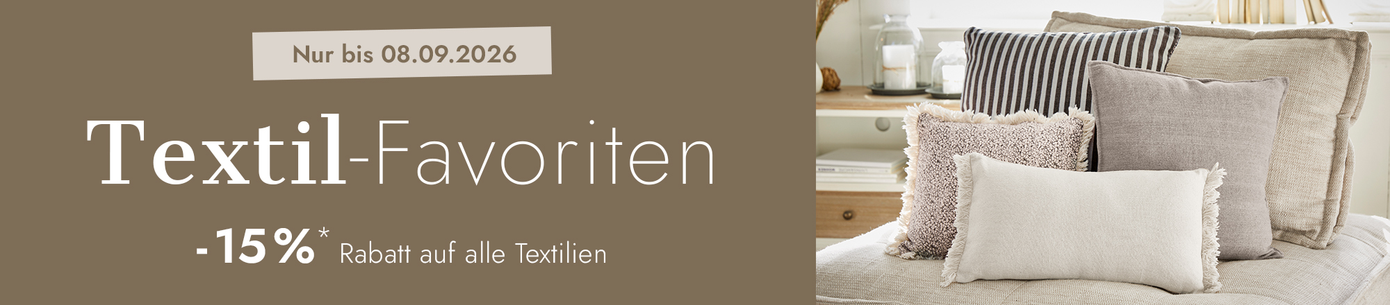 Dekorative Kissen in neutralen Farben auf beigem Sofa, Textilien für Wohnräume