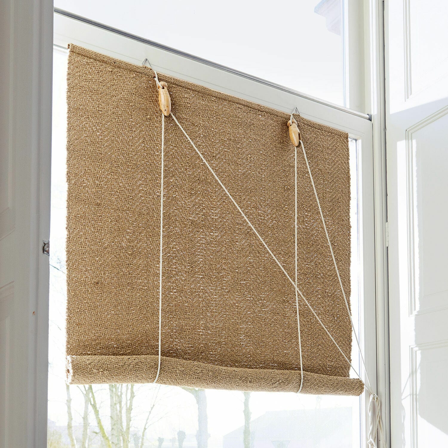 Rollo Paine Naturfarbener Jute-Rollo in Beige mit Holzelementen und Zugschnur zur Lichtregulierung