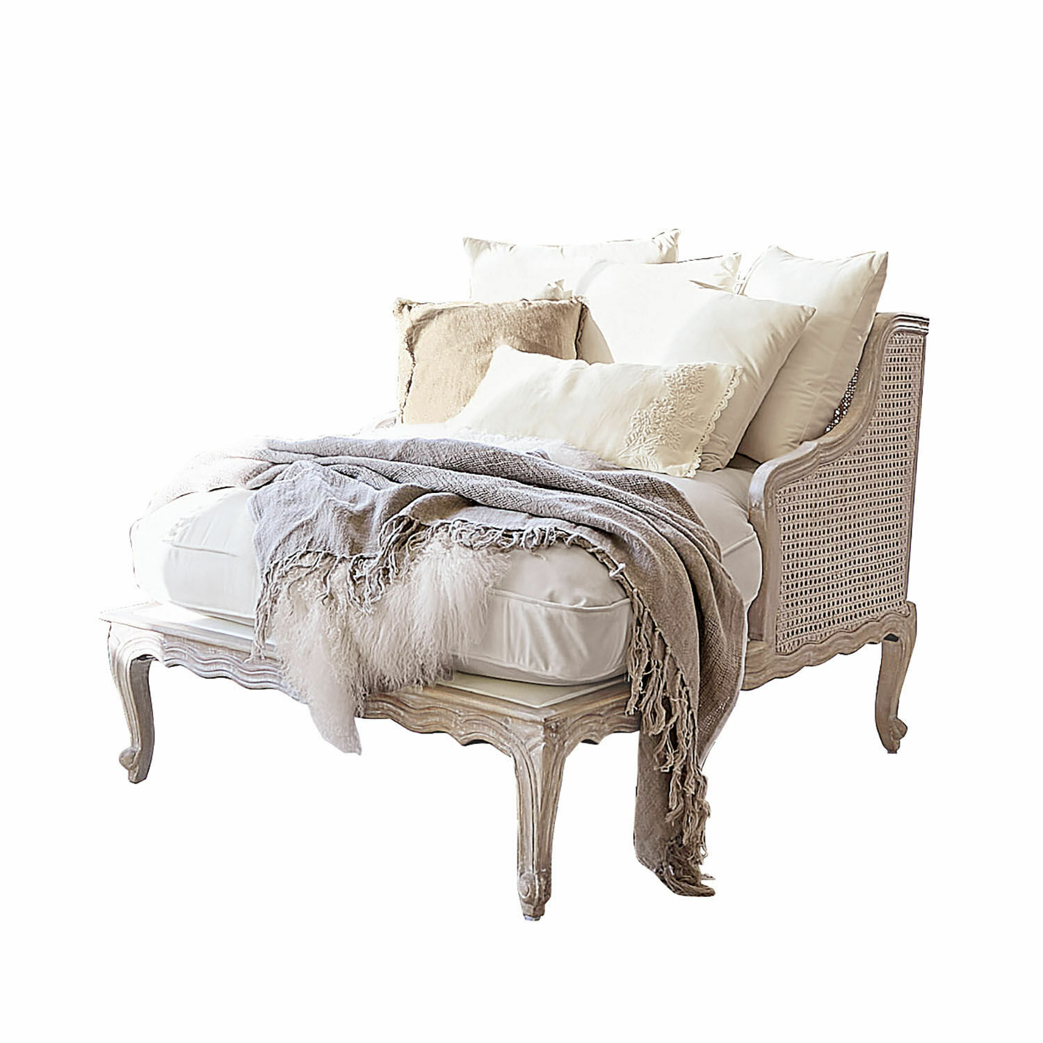 Chaiselongue Dronne Elegante Chaiselongue aus hellem Holz mit Geflecht, cremefarbenen Kissen und grauem Plaid