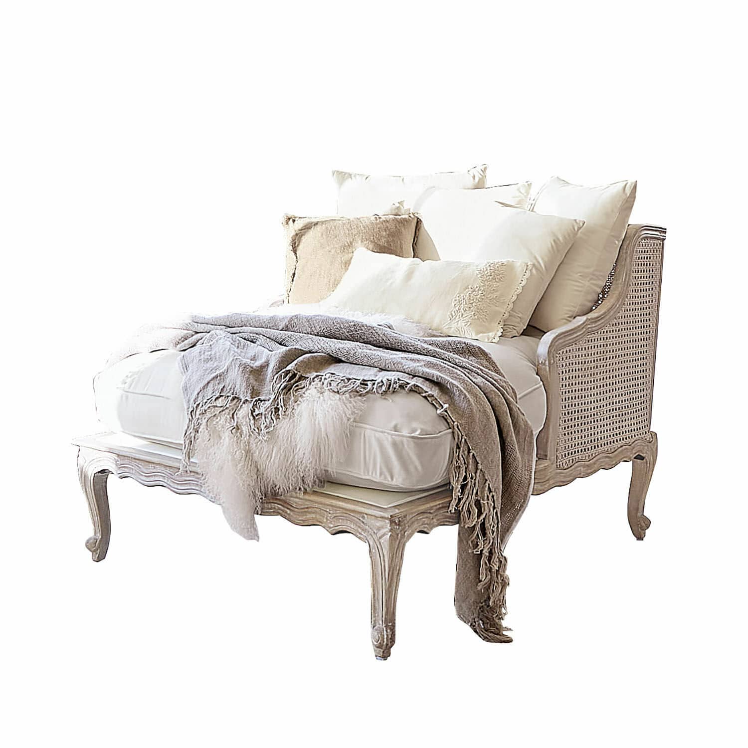 Chaiselongue Dronne Elegante Chaiselongue aus hellem Holz mit Geflecht, cremefarbenen Kissen und grauem Plaid