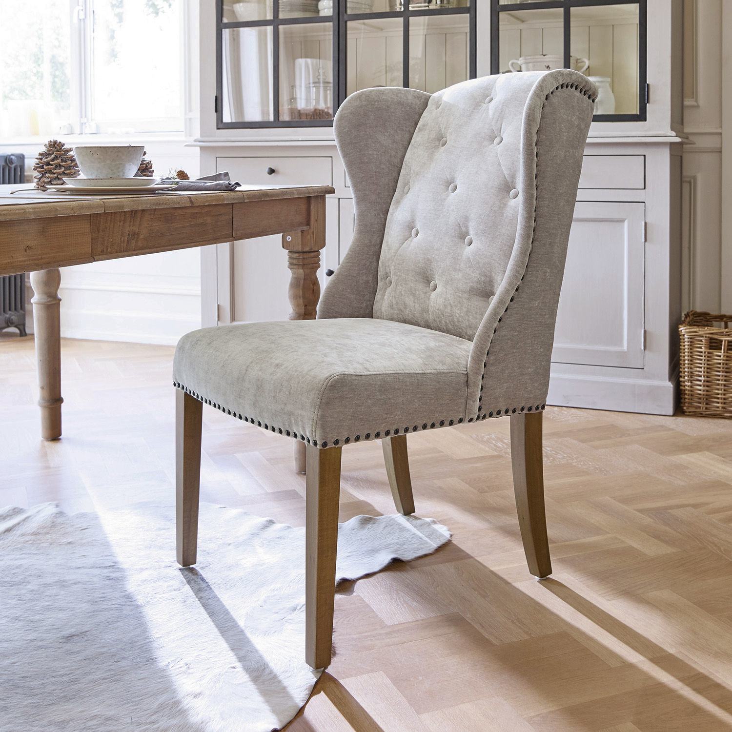 Stuhl Remi Grau gepolsterter Vintage-Stuhl mit Holzbeinen für das Esszimmer, stilvolles Möbelstück