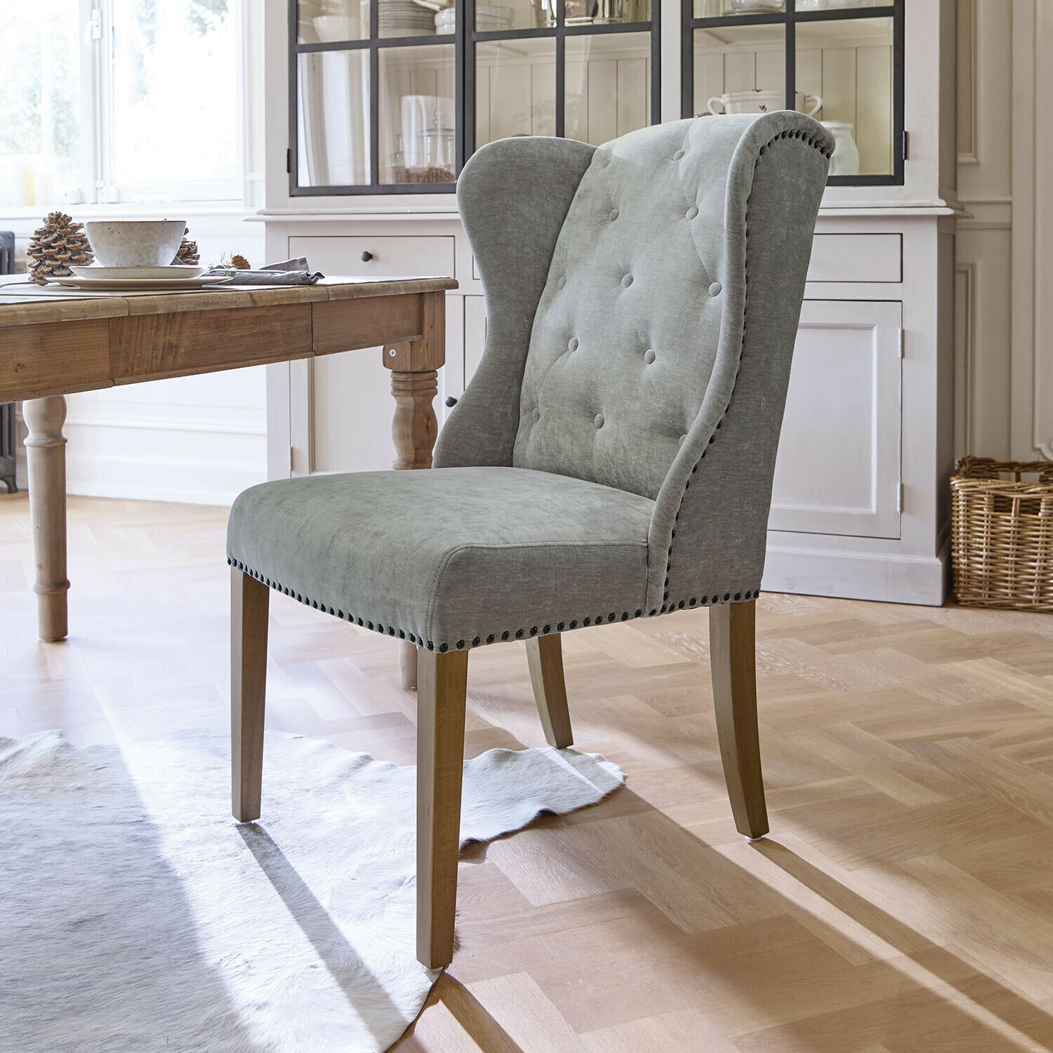 Stuhl Remi Grau gepolsterter Vintage-Stuhl mit Holzbeinen für das Esszimmer, stilvolles Möbelstück