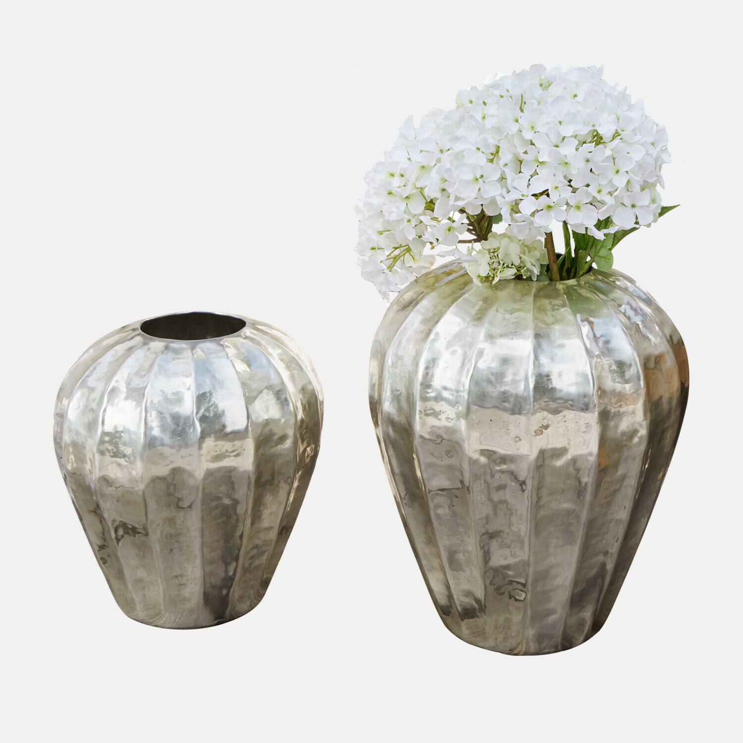 Vase 2er Set Lévronne Zwei dekorative Metallvasen in Silber, eine mit weissen Blumen, modernes Design für Wohnraumdekoration