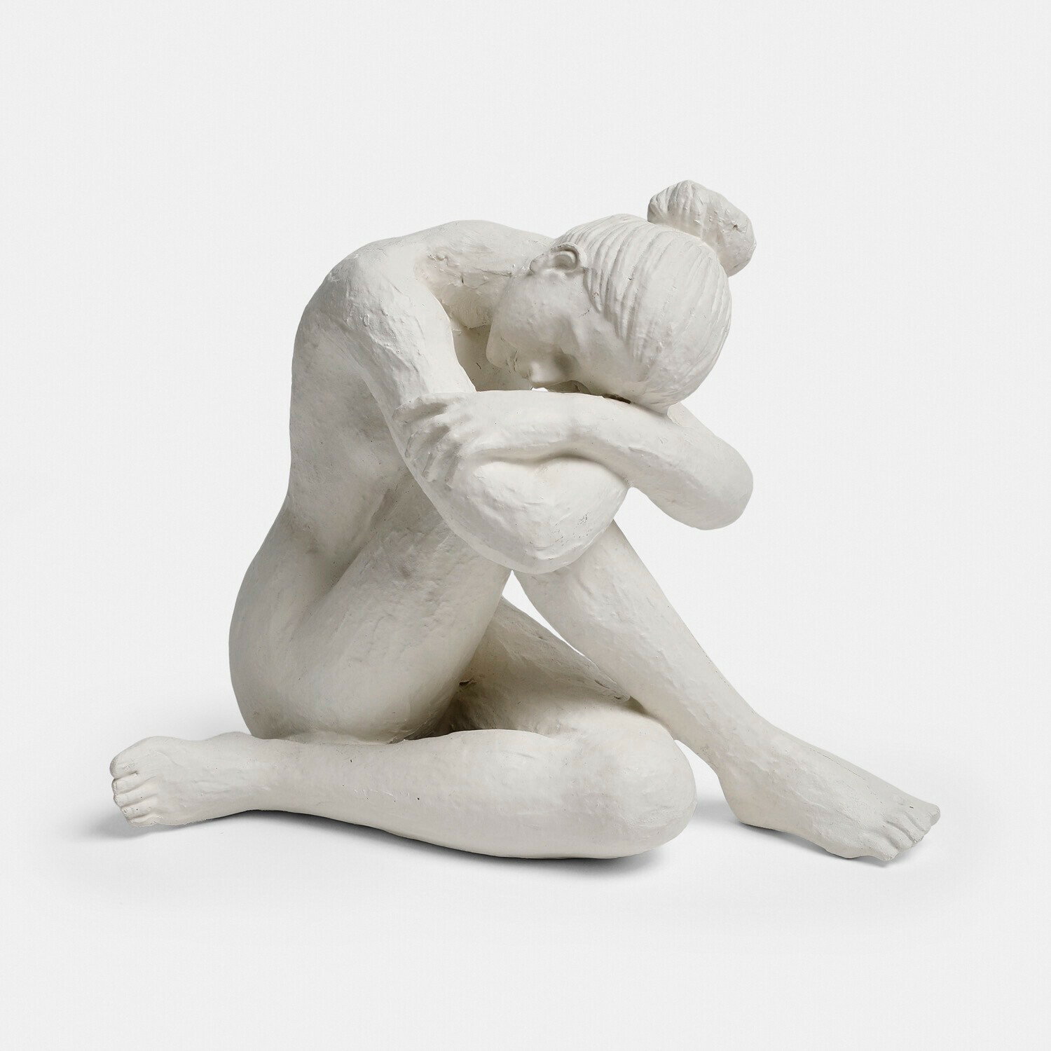 Figur Savigné Weisse Skulptur einer sitzenden Frau mit Kopf auf verschränkten Armen, Gipsdekoration