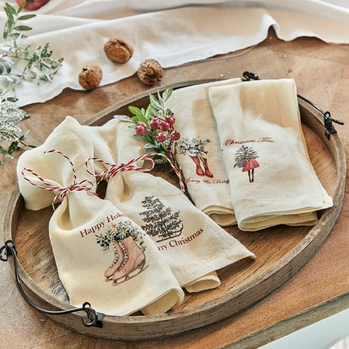 Leinen-Weihnachtssäckchen und Servietten mit Schlittschuh- und Tannenbaum-Motiv auf Holztablett