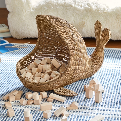 Wikinger-Korb in Schneckenform aus Naturmaterial mit Holzbausteinen auf blauem Teppich