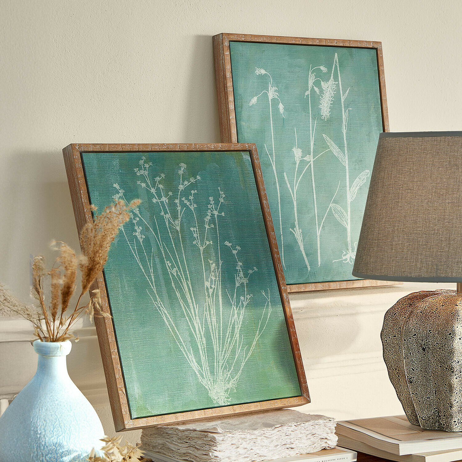 Zwei Bilder mit Pflanzenmotiven auf grünem Hintergrund in Holzrahmen, Wohnraumdekoration