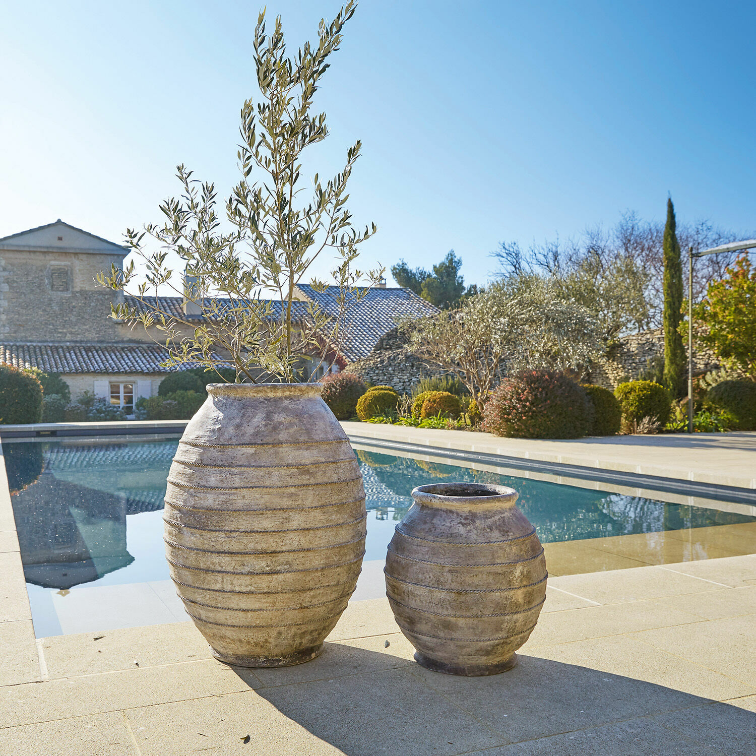 Übertopf 2er Set Aulan Zwei grosse Terrakotta-Vasen in Beige am Pool, dekorative Gartenvasen aus Ton