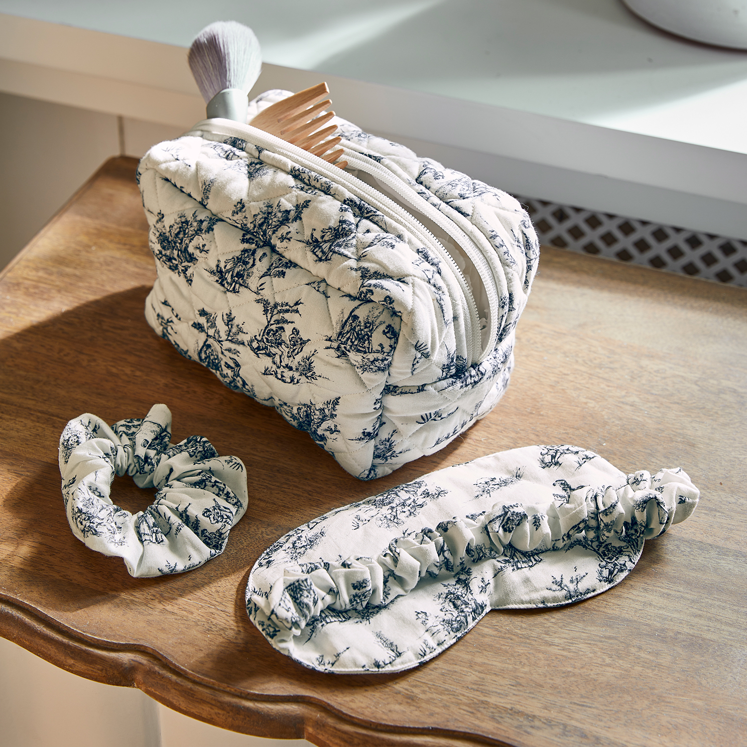 Gepolsterte Kosmetiktasche, Schlafmaske und Haargummi aus Baumwolle in Creme mit blauem Muster