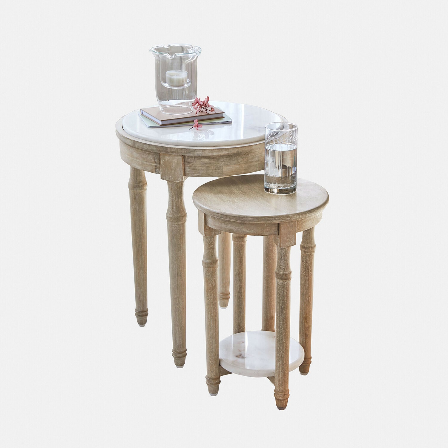 Beistelltisch 2er Set Camélune Zweier-Set runder Beistelltische aus hellem Holz mit weissen Marmorplatten