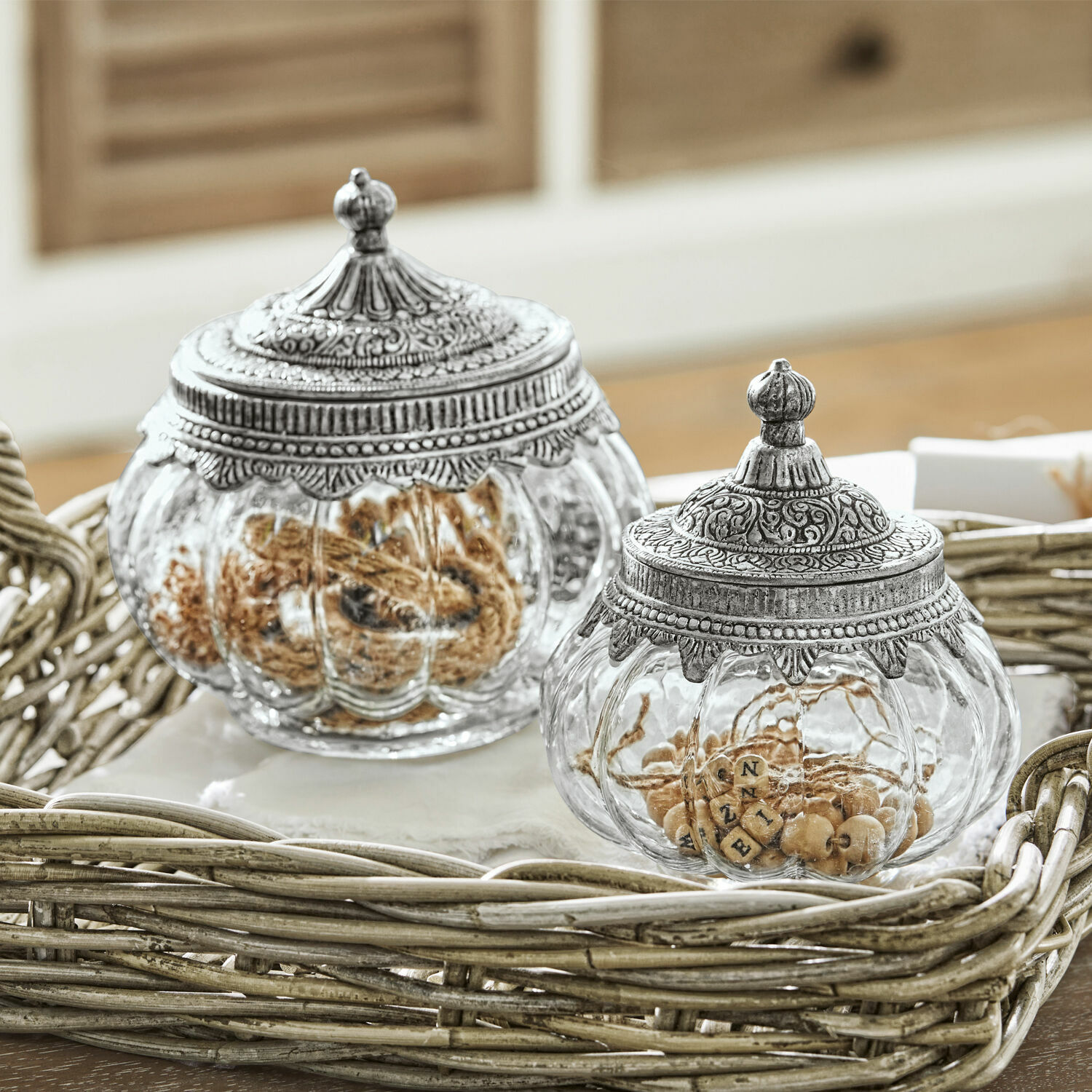 Glasdosen 2er Set Madelon Glasbehälter mit verzierten Metalldeckeln im Vintage-Stil auf einem Holztablett
