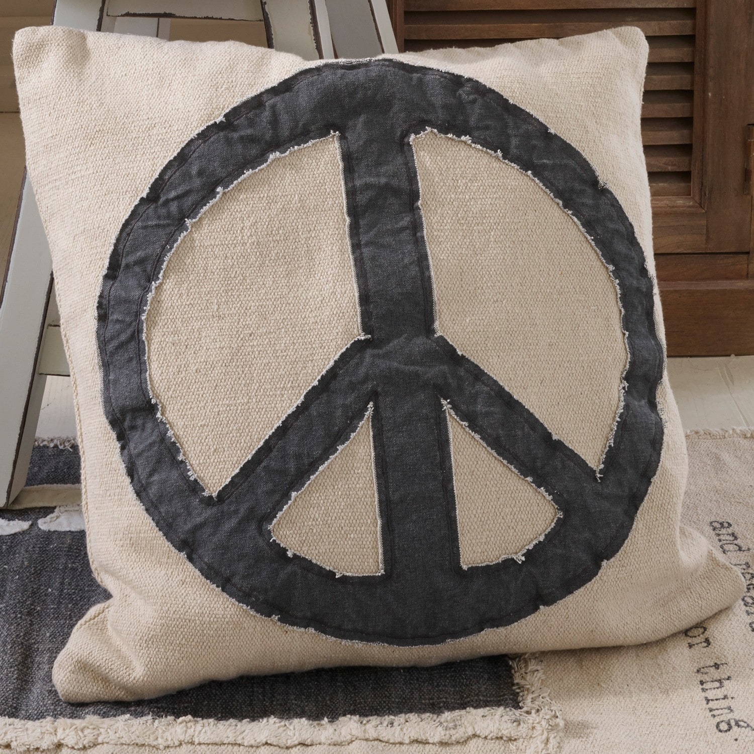 Kissen Freedom Beiges Dekokissen aus Baumwolle und Leinen mit schwarzem Peace-Symbol für das Wohnzimmer
