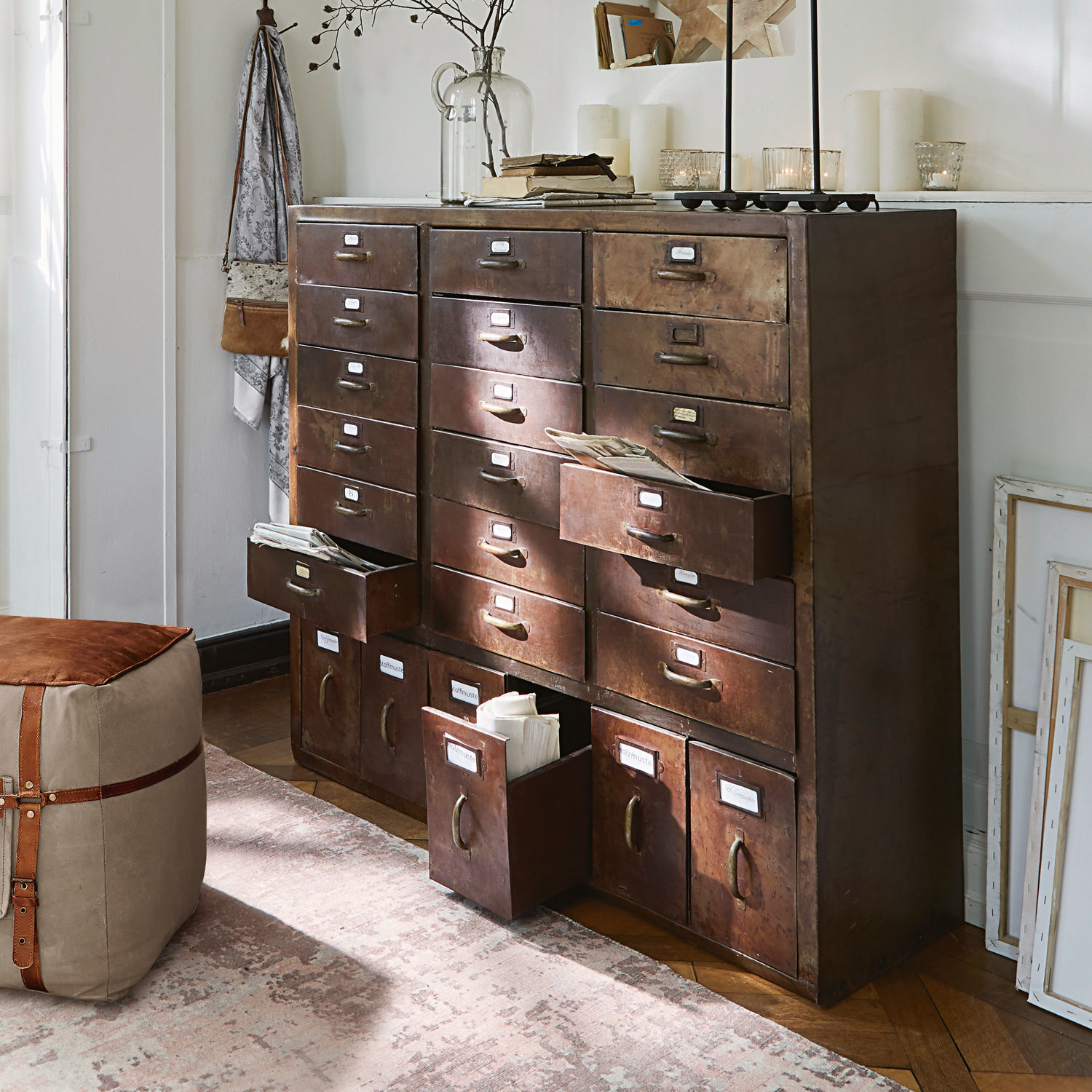 Kommode Hennepin Vintage-Metallkommode in Braun mit vielen Schubladen zur Aufbewahrung von Dokumenten im Raum