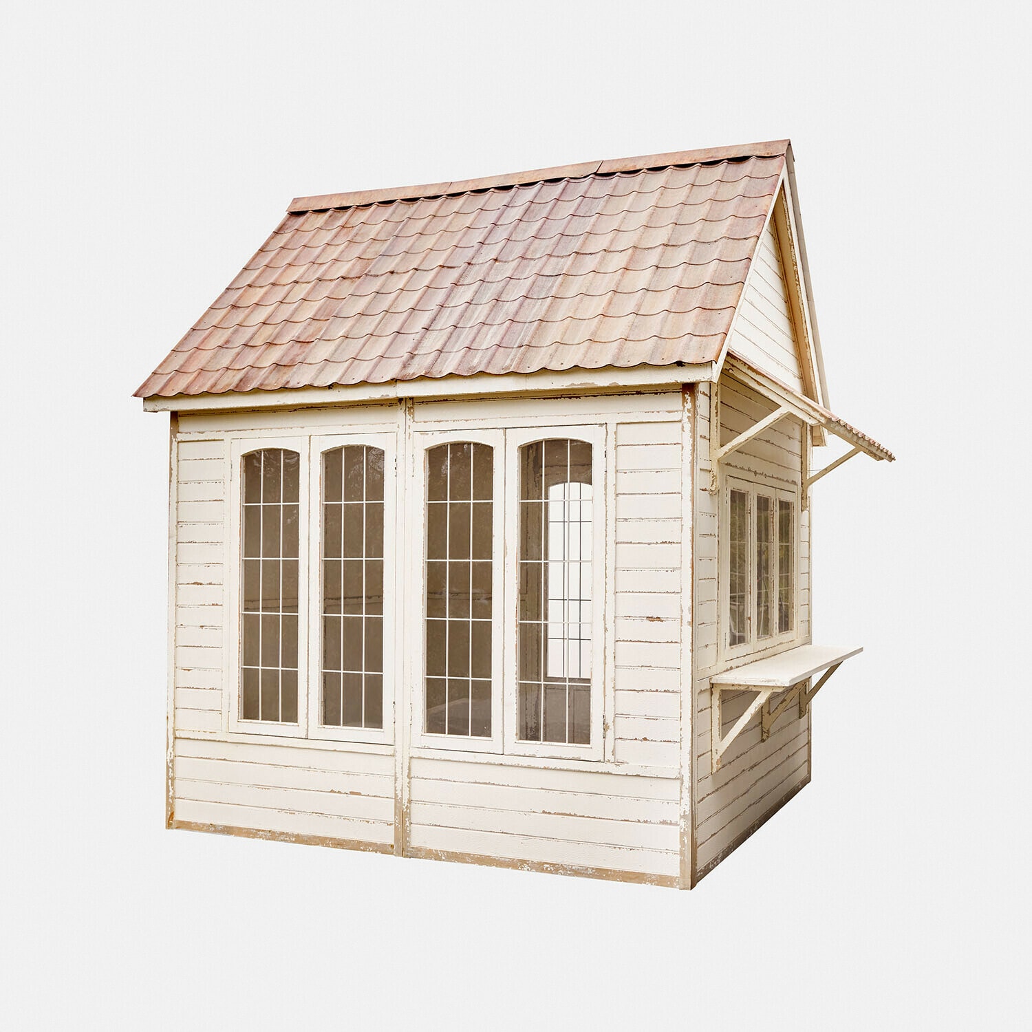 Gartenhaus Stormhavn Weisses Holzhaus mit verglasten Fenstern und rotbraunem Wellblechdach im Vintage-Stil